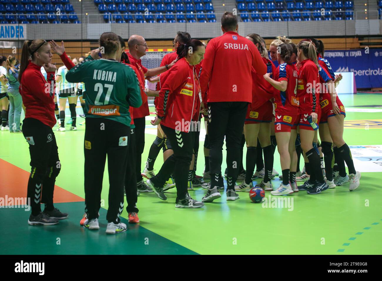 Santander, Cantabrie, Espagne. 24 novembre 2023. Santander, Espagne, 24 novembre 2023 : les joueuses de l'équipe nationale serbe reçoivent des instructions lors de la 1e journée du Tournoi international féminin espagnol 2023 entre l'Argentine et la Serbie, le 24 novembre 2023, au Palais des Sports de Santander, à Santander, Espagne. (Image de crédit : © Alberto Brevers/Pacific Press via ZUMA Press Wire) USAGE ÉDITORIAL SEULEMENT! Non destiné à UN USAGE commercial ! Banque D'Images