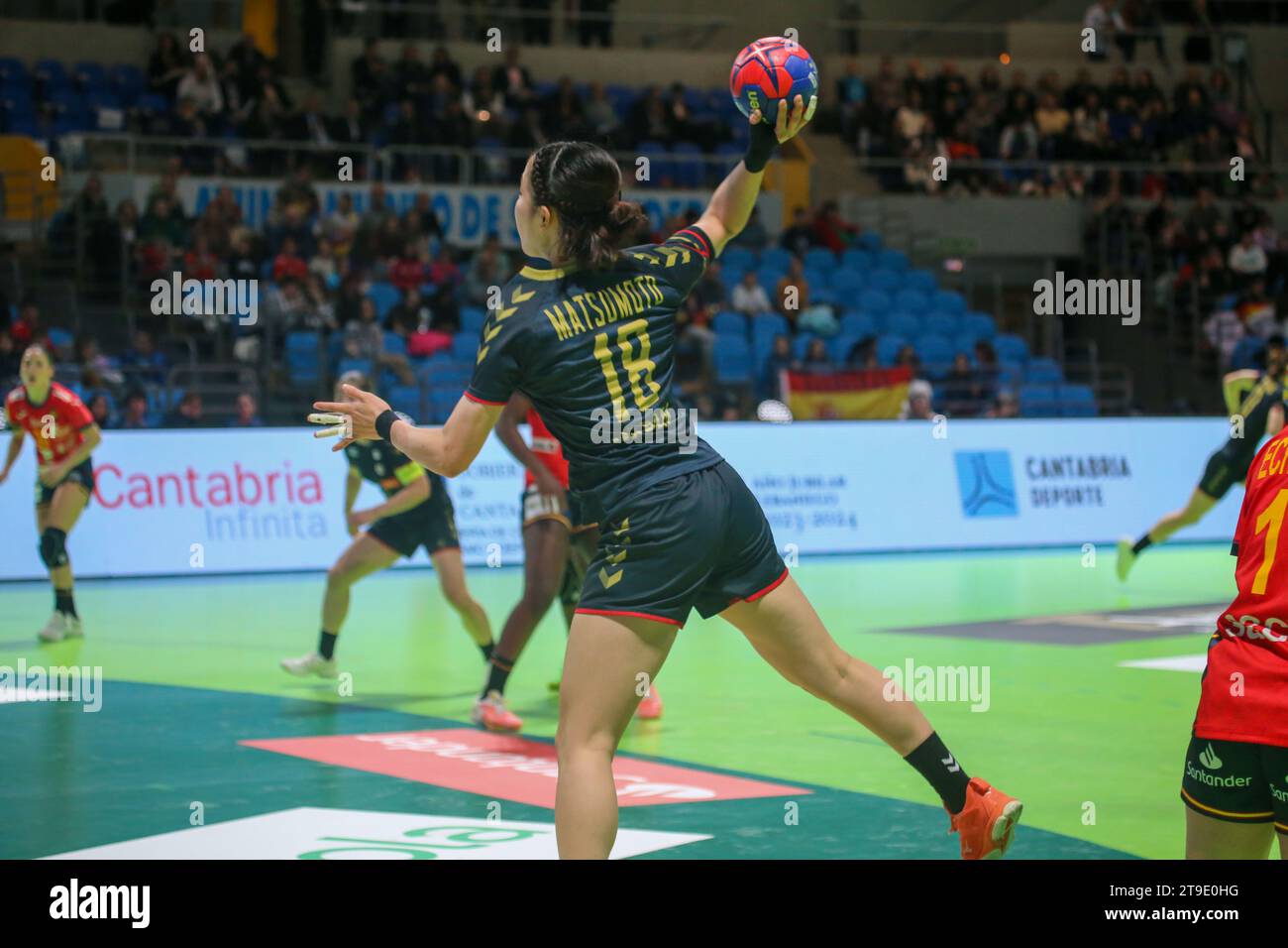 Santander, Cantabrie, Espagne. 24 novembre 2023. Santander, Espagne, 24 novembre 2023 : la joueuse japonaise Hiraku Matsumoto (18 ans) tire au but lors de la 1e Journée du Tournoi international féminin espagnol 2023 entre l'Espagne et le Japon, le 24 novembre 2023, au Palacio de Deportes de Santander, à Santander, Espagne. (Image de crédit : © Alberto Brevers/Pacific Press via ZUMA Press Wire) USAGE ÉDITORIAL SEULEMENT! Non destiné à UN USAGE commercial ! Banque D'Images