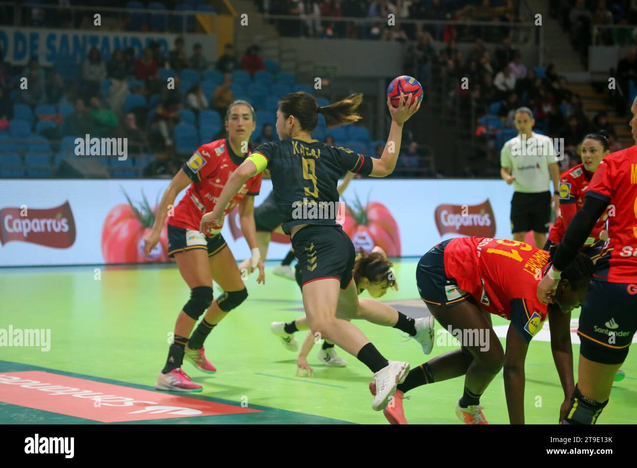 Santander, Cantabrie, Espagne. 24 novembre 2023. Santander, Espagne, 24 novembre 2023 : la joueuse japonaise Chikako Kasai (9 ans) tire au but lors de la 1e Journée du Tournoi international féminin espagnol 2023 entre l'Espagne et le Japon, le 24 novembre 2023, au Palacio de Deportes de Santander, à Santander, Espagne. (Image de crédit : © Alberto Brevers/Pacific Press via ZUMA Press Wire) USAGE ÉDITORIAL SEULEMENT! Non destiné à UN USAGE commercial ! Banque D'Images