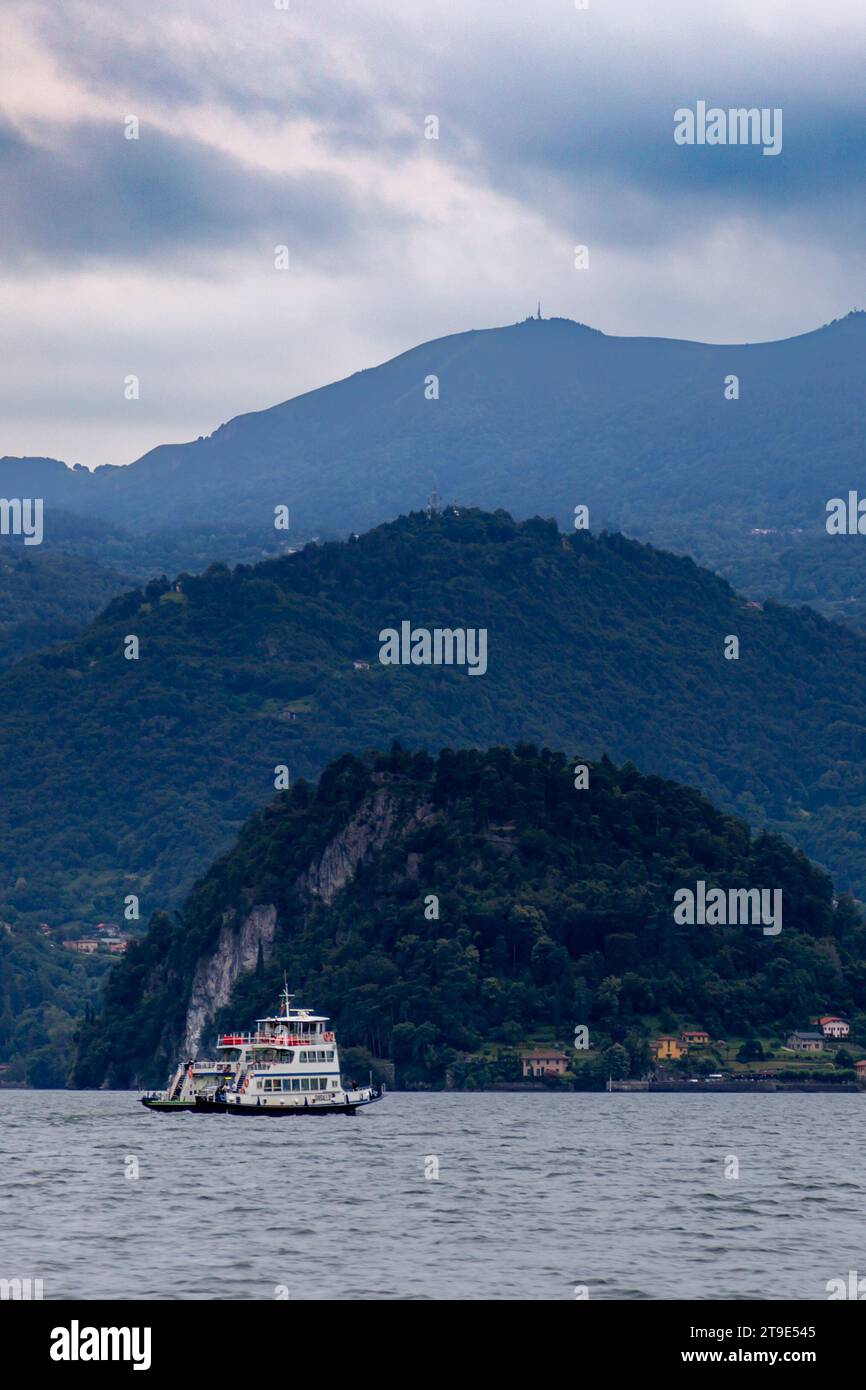 Le ferry Navigazione Laghi porte-voitures 'Ghisallo' approche de la ville italienne de Bellagio sur le lac de Côme, Lombardie, Italie. Banque D'Images