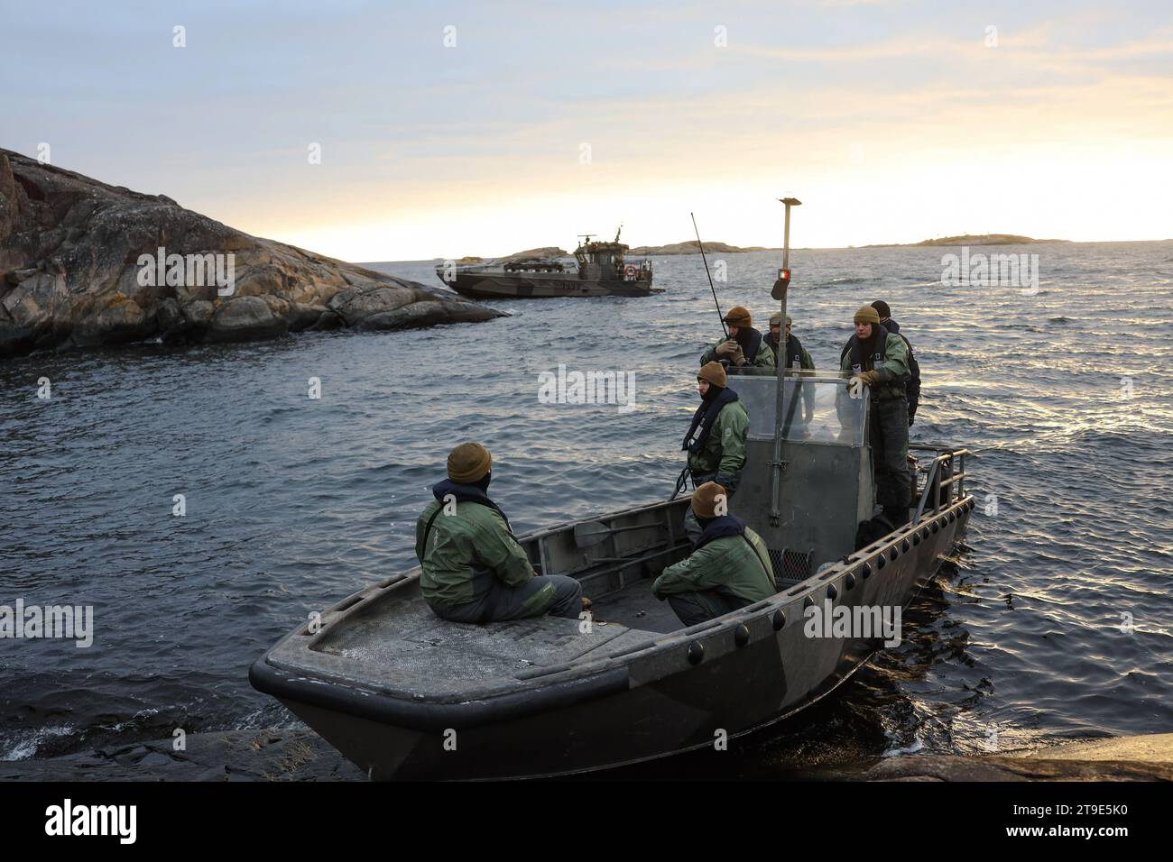 Les Marines américains et les marins de la marine américaine du 2e bataillon de reconnaissance, de la 2e division des Marines et du bataillon de logistique de combat 6, du régiment de logistique de combat 2, du 2e groupe de logistique des Marines, attendent un appel médical dans un engin de débarquement finlandais de classe G lors d'un exercice d'évacuation de blessés à Hästö Busö, Finlande, le 18 novembre 2023. L'exercice souligne la disponibilité du CLB-6 à mener des opérations d'évacuation tactique dans un environnement de temps extrêmement froid, à fournir une réanimation de contrôle des dommages à boulonner évolutive, agile et réactive et un soutien médical de rôle I dans des scénarios difficiles, renforçant ainsi son RO Banque D'Images