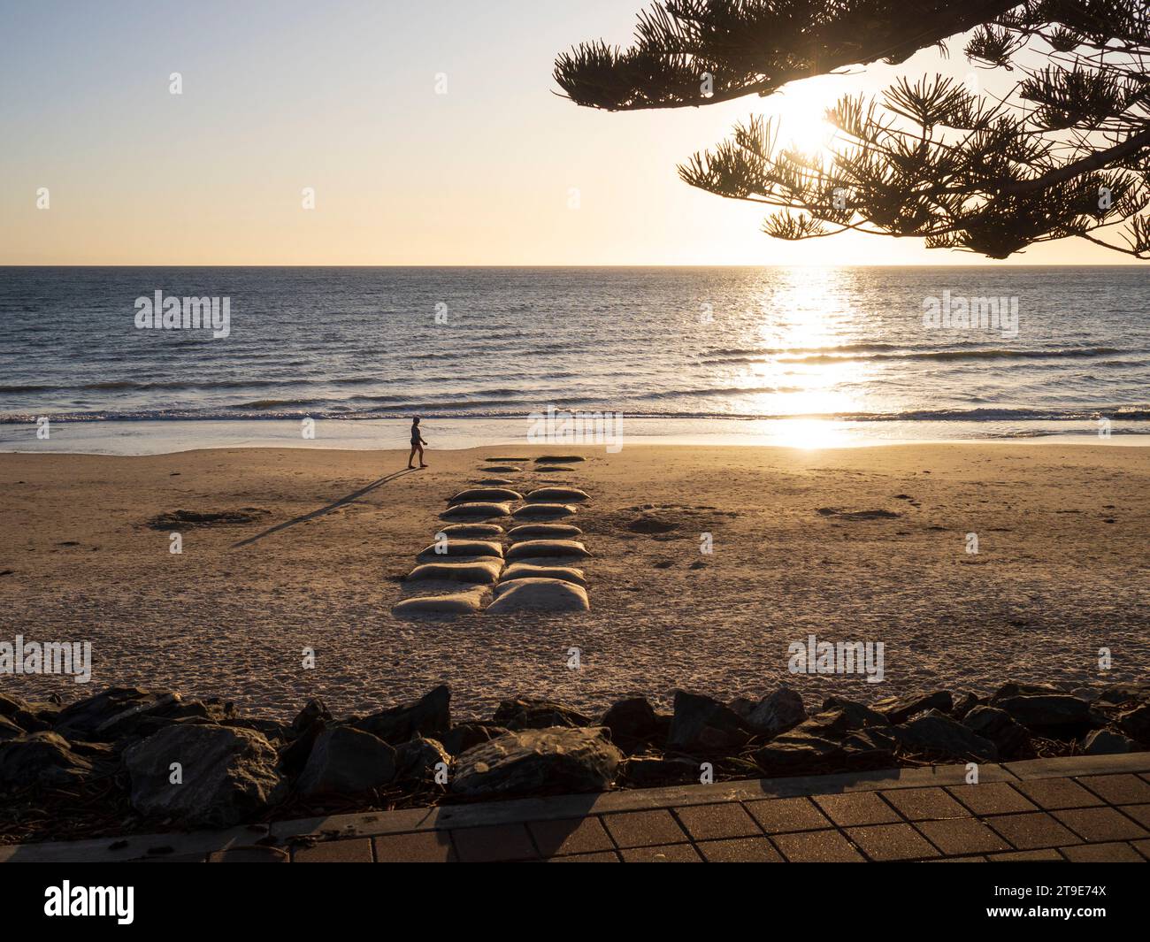 Coucher de soleil sur la plage de Brighton en Australie méridionale. Banque D'Images
