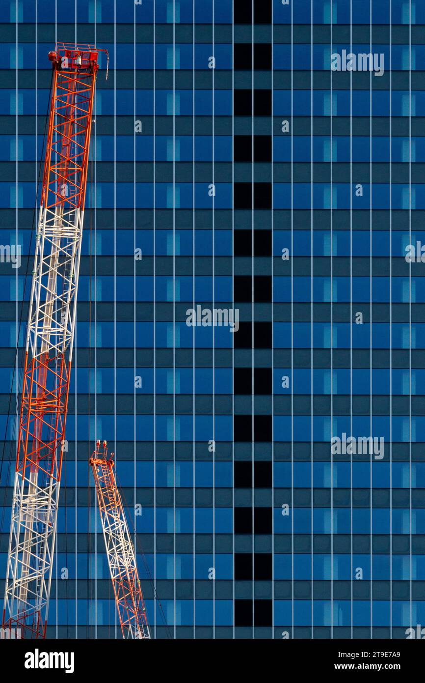 Grues de chantier devant des gratte-ciel à Shibuya, Tokyo, Japon. Banque D'Images