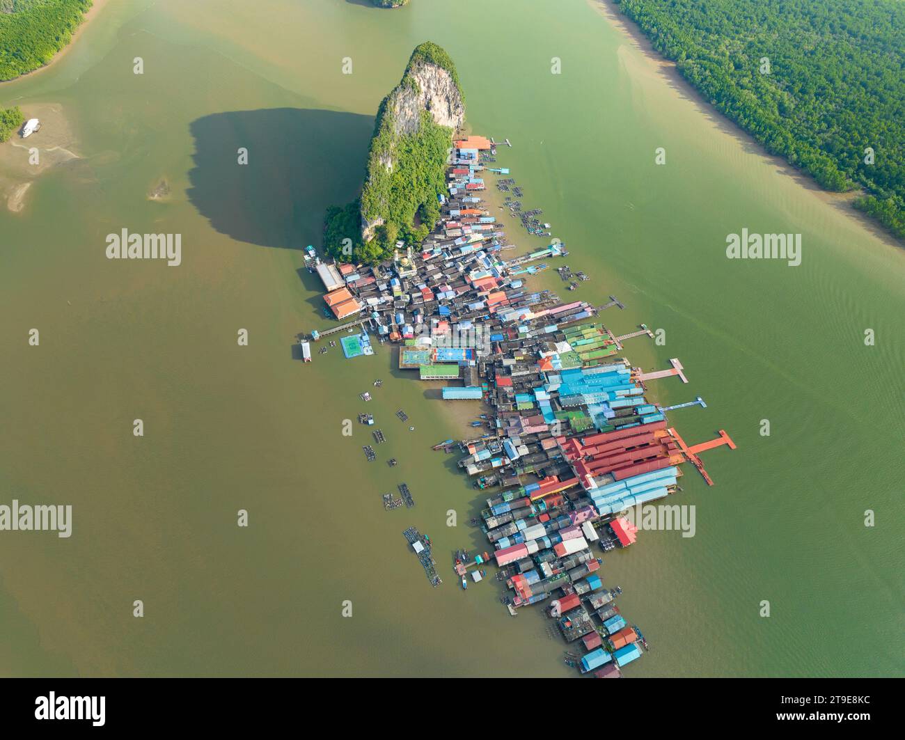 Vue aérienne de l'île de Panyee à Phang Nga Thaïlande, vue à grand angle Village flottant, île de village de pêcheurs Koh Panyee à Phang Nga, Thaïlande Banque D'Images