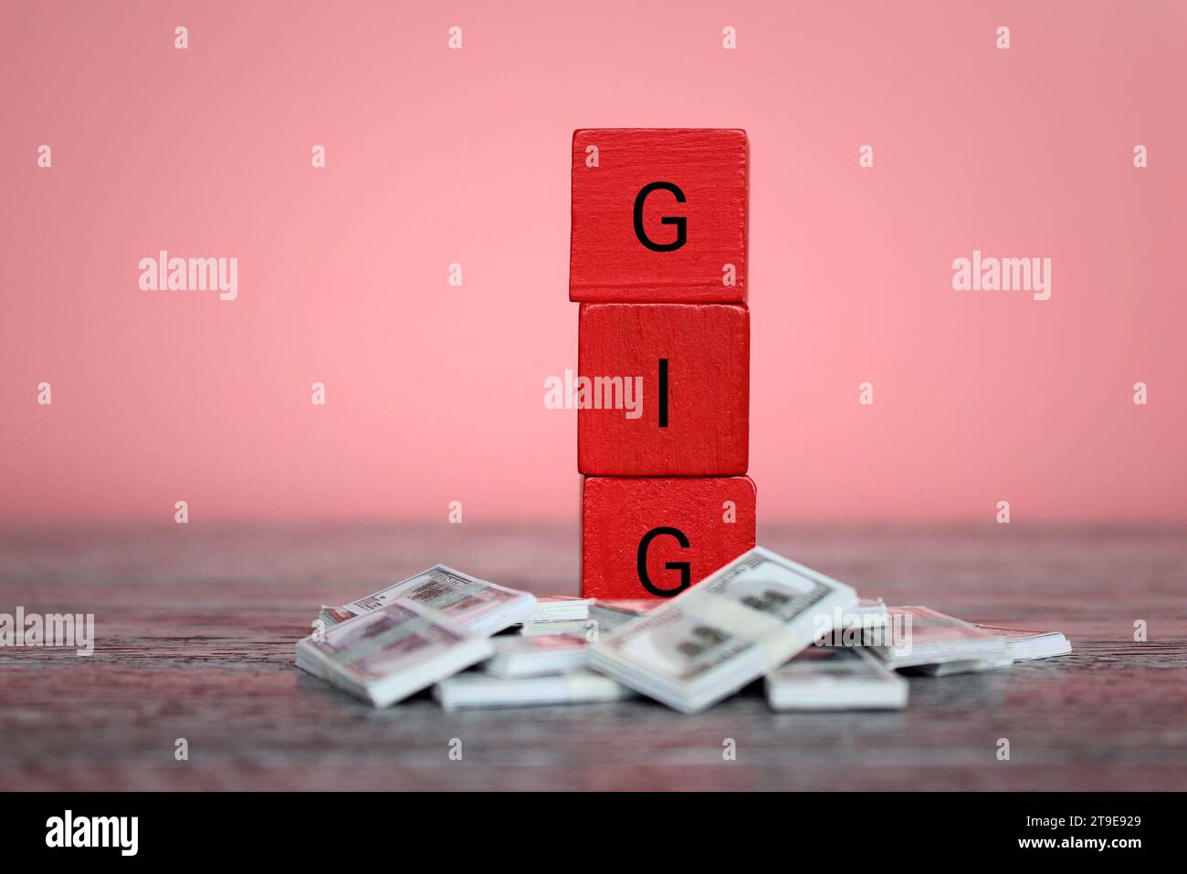 Blocs en bois avec alphabets GIG et pile d'argent. Concept d'économie de gig. Banque D'Images