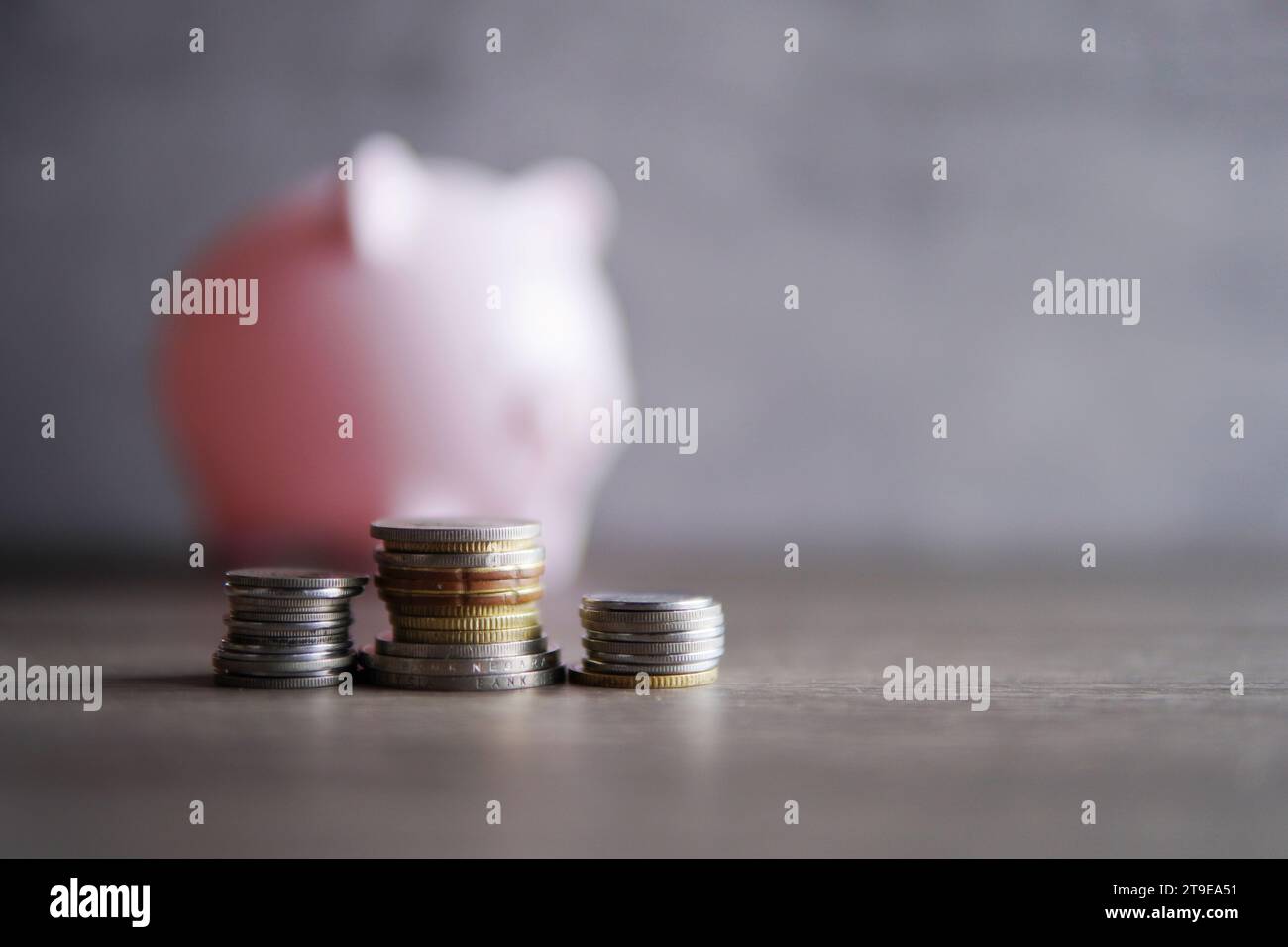 Image de mise au point sélective de pièces de monnaie et tirelire avec espace de copie pour le texte. Concept financier. Banque D'Images