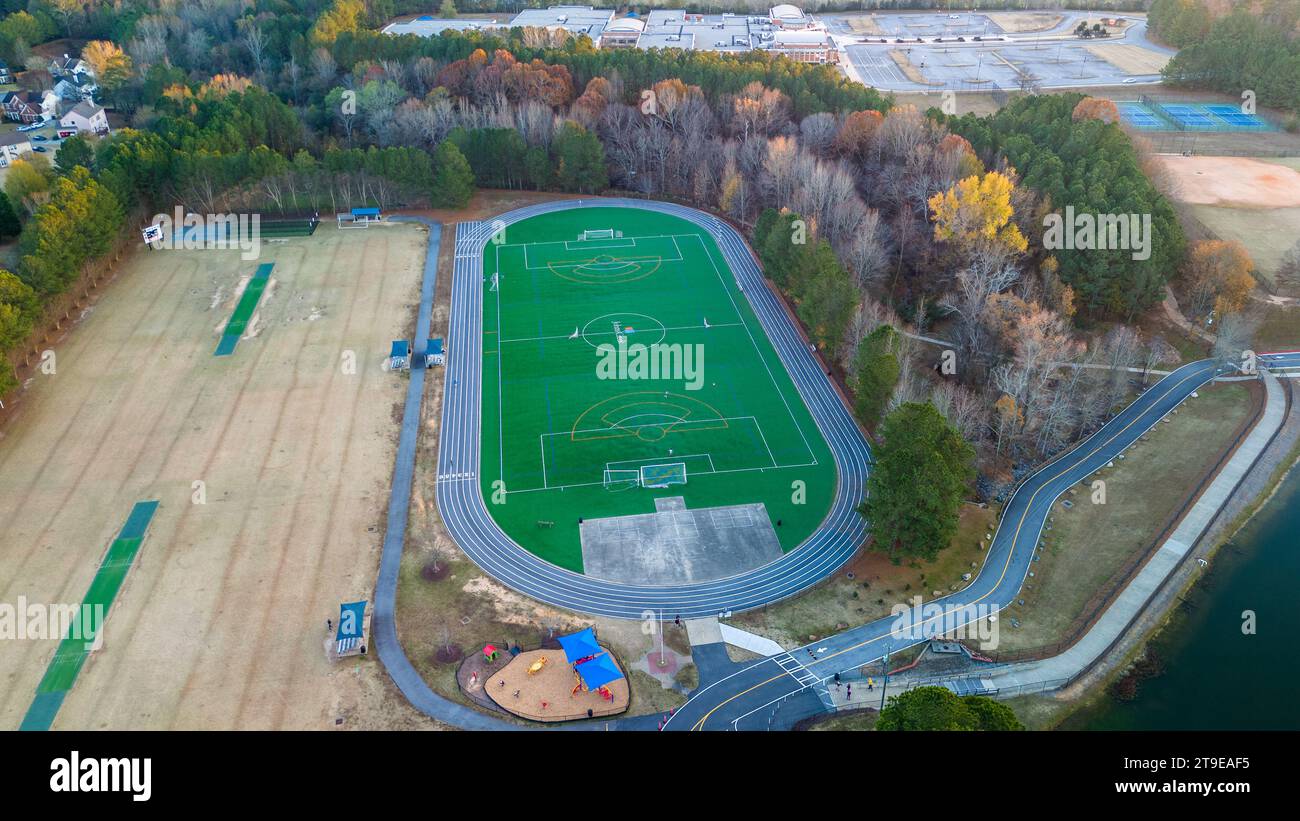 Vue aérienne de la piste de course et du terrain dans un parc local dans la banlieue d'Atlanta filmé pendant l'heure d'or Banque D'Images