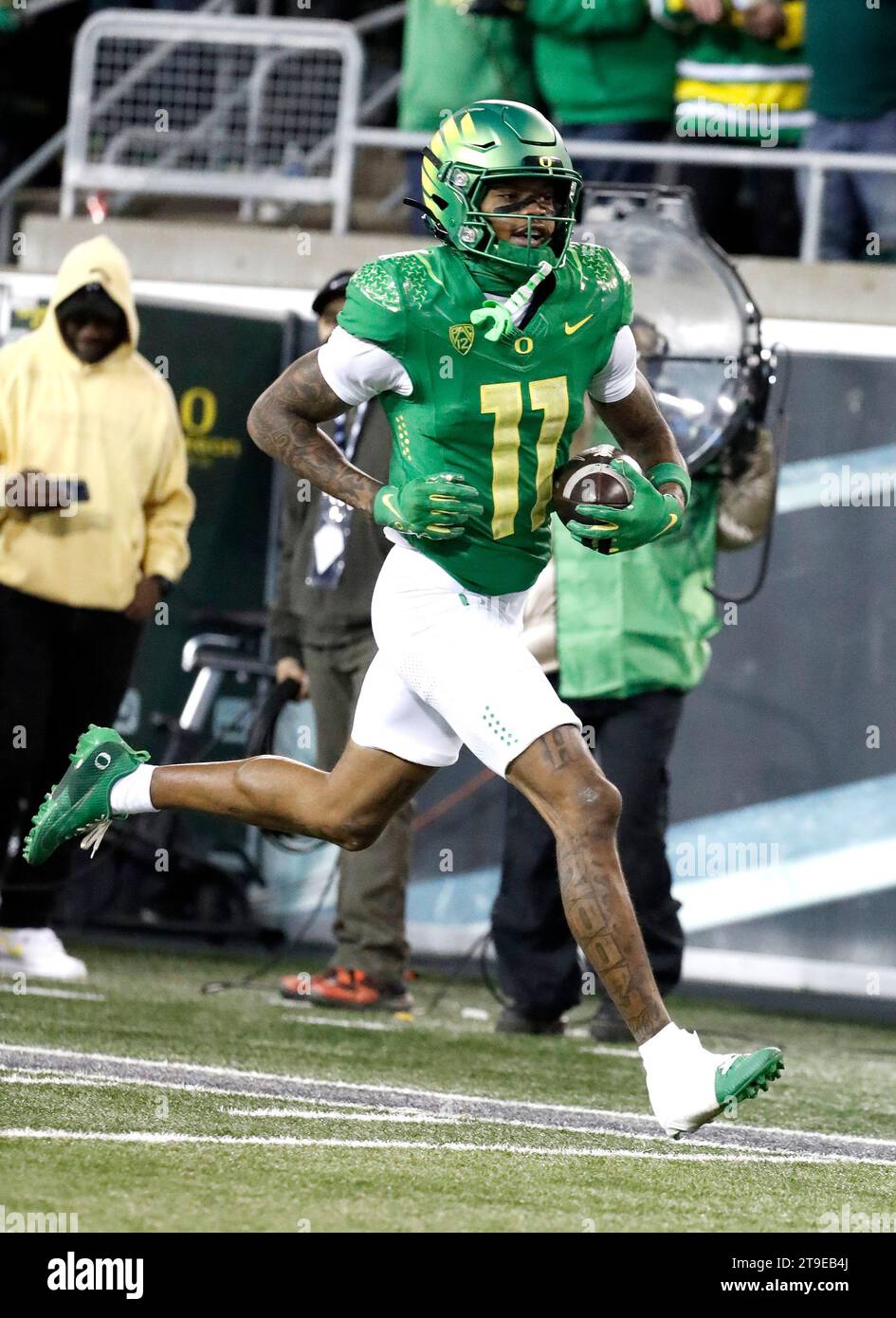 Autzen Stadium, Eugene, OREGON, États-Unis. 24 novembre 2023. Troy Franklin (11 ans), receveur des Oregon Ducks, effectue un touchdown dans les 20 dernières secondes de la première moitié du match de football de la NCAA entre les Oregon State Beavers et les University of Oregon Ducks au Autzen Stadium, Eugene, OREGON. Larry C. Lawson/CSM/Alamy Live News Banque D'Images