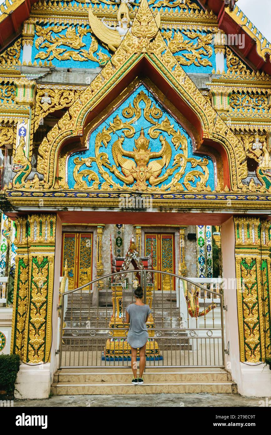 Jeune jolie touriste féminine visite un ancien temple bouddhiste en Thaïlande. Banque D'Images
