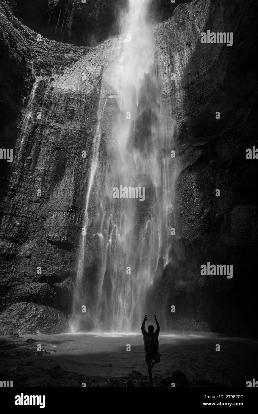 Un homme de yoga devant la belle vue de Madakaripura Waterfall. Madakaripura Waterfall est la plus haute cascade de Java Banque D'Images