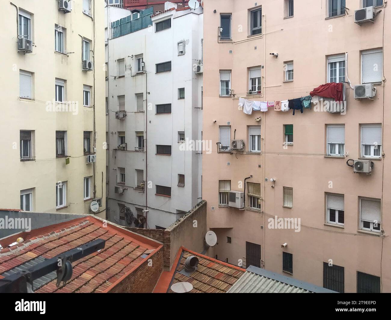 Linge suspendu à un fil dans la fenêtre d'un immeuble dans un quartier de Madrid, Espagne Banque D'Images