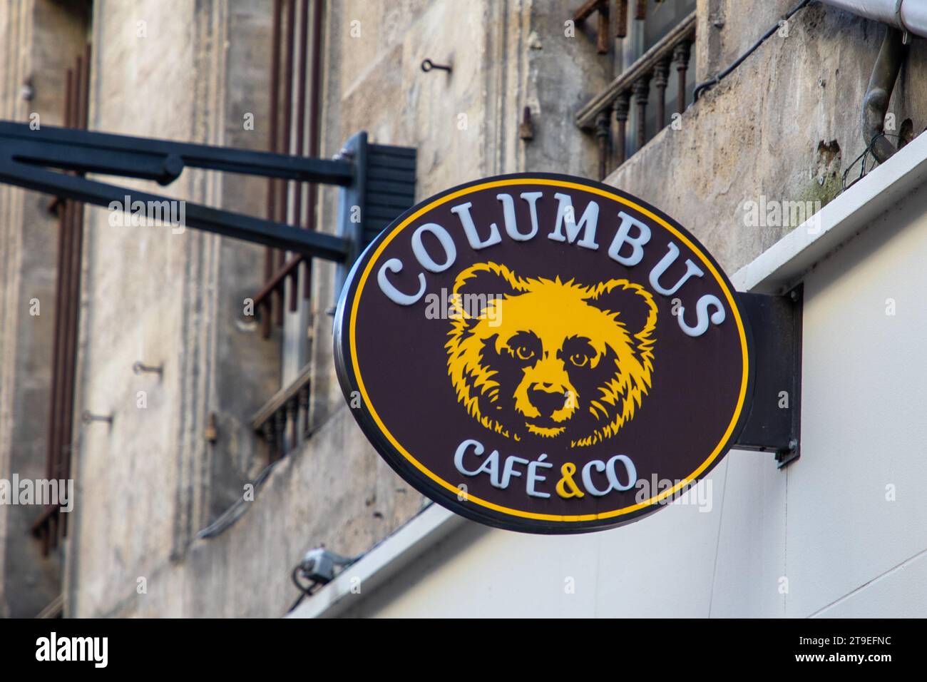 Bordeaux , France - 11 20 2023 : Columbus Cafe & Co signe la marque et le texte logo sur le mur d'entrée restaurant façade bar café français snack Banque D'Images