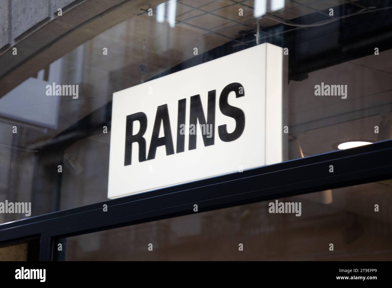 Bordeaux , France - 11 16 2023 : chaîne de signe RAINS et logo texte façade avant mur boutique de vêtements de mode magasin de marque et boutique de vêtements Banque D'Images