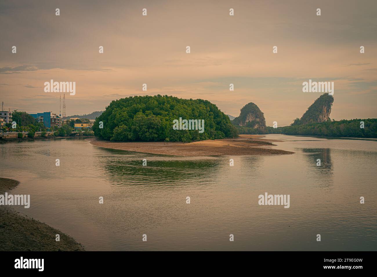 Paysage de la montagne au crépuscule, Khao Khanab Nam montagne et rivière, monument de la ville de Krabi, Thaïlande Banque D'Images
