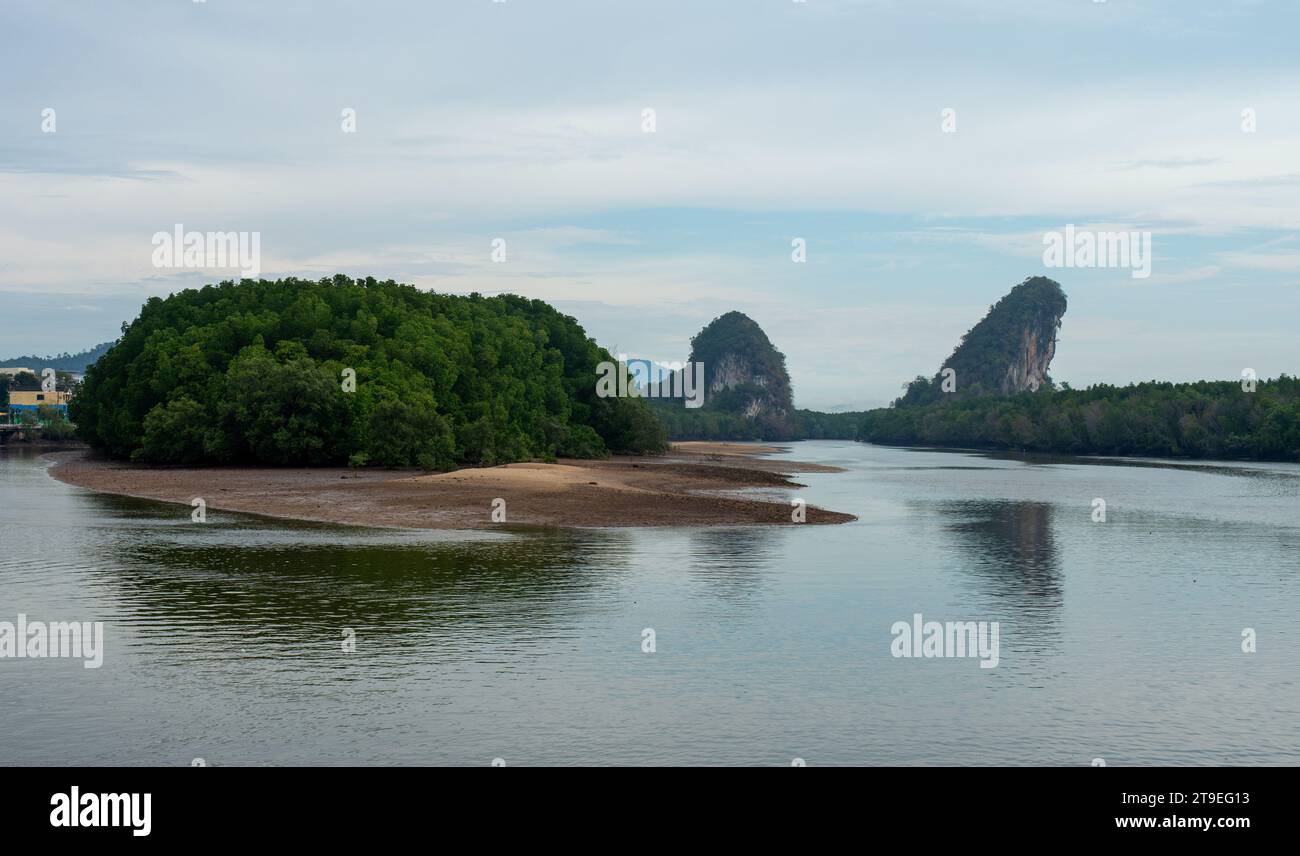 Paysage de la montagne au crépuscule, Khao Khanab Nam montagne et rivière, monument de la ville de Krabi, Thaïlande Banque D'Images