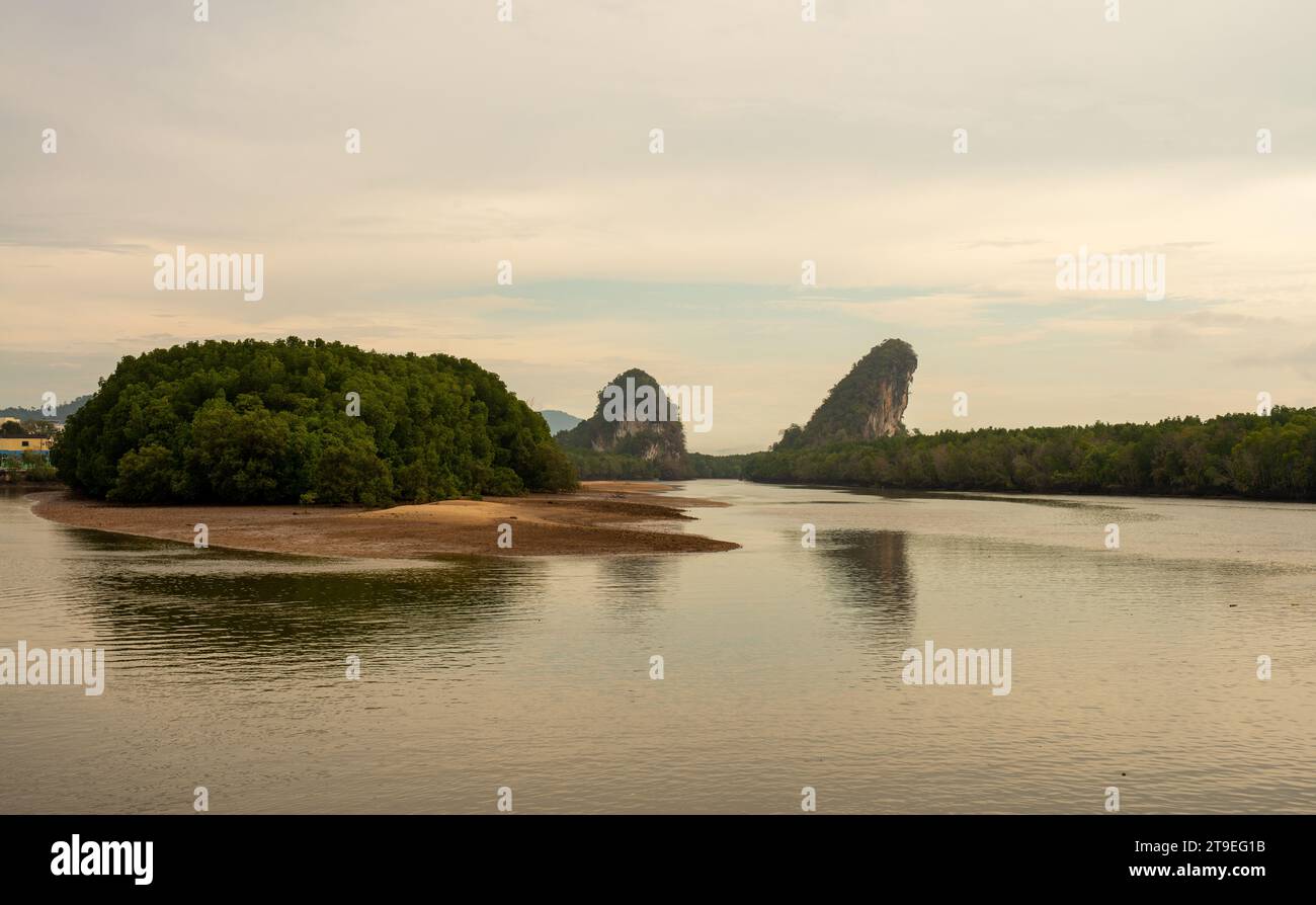 Paysage de la montagne au crépuscule, Khao Khanab Nam montagne et rivière, monument de la ville de Krabi, Thaïlande Banque D'Images