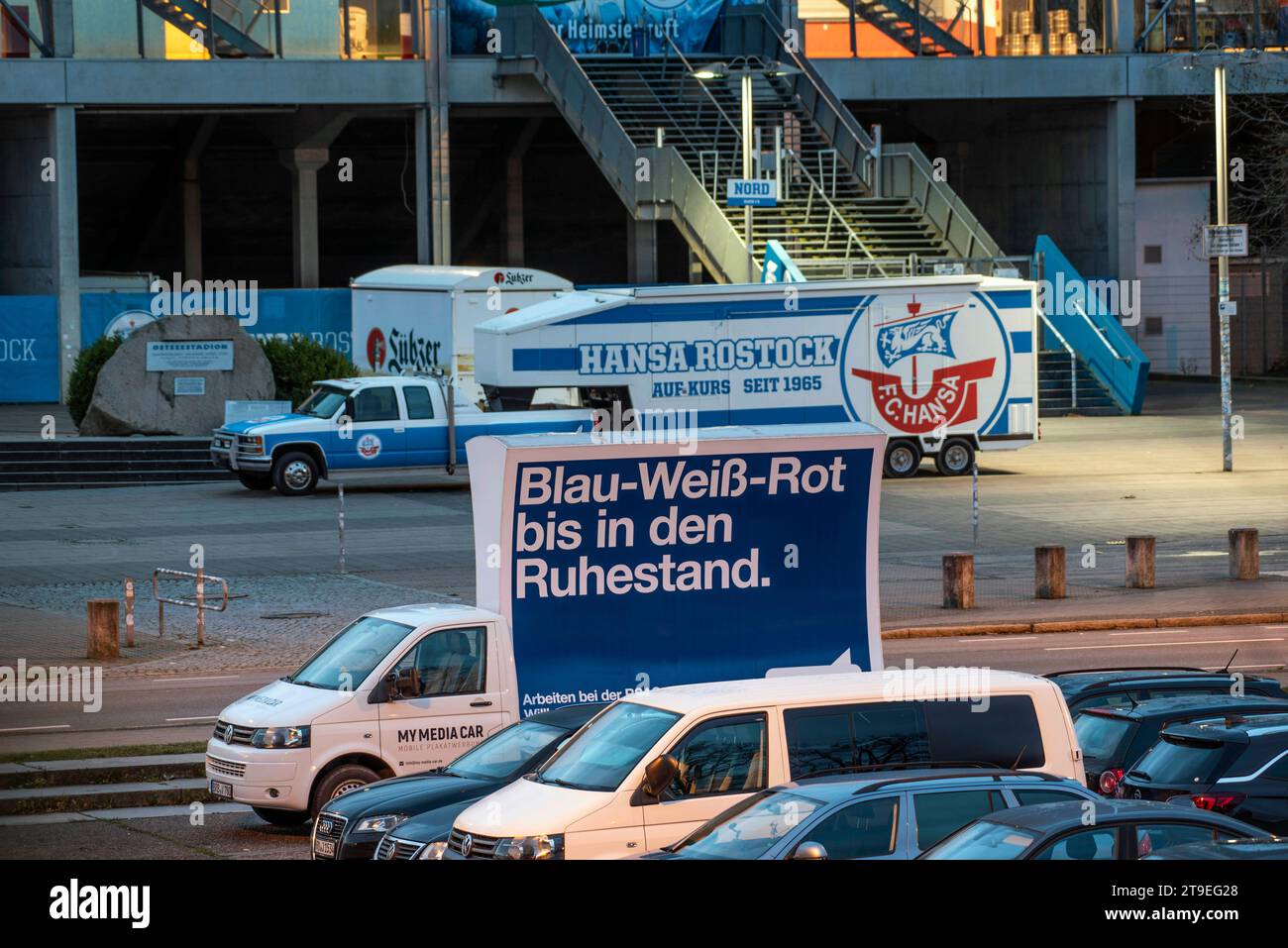 Ein Tansporter mit einer Werbetafel steht am Samstag am Morgen vor dem Rostocker Ostseestadion. Heute treffen die beiden Nord-Zweitligisten Hansa Rostock und dem FC St. Pauli in der Hansestadt aufeinander. Die Polizei sichert das Hochrisiko-Spiel mit Hunderten Beamten der Landespolizei Mecklenburg-Vorpommern, aus Hamburg sowie von der Bundespolizei ab. Die partie ist mit 27 000 Zuschauern ausverkauft. ROSTOCK *** Un pétrolier avec un panneau d'affichage se dresse devant Rostocks Ostseestadion samedi matin aujourd'hui, les deux équipes de deuxième division Hansa Rostock et FC St Pauli se rencontrent dans la ville hanséatique TH Banque D'Images