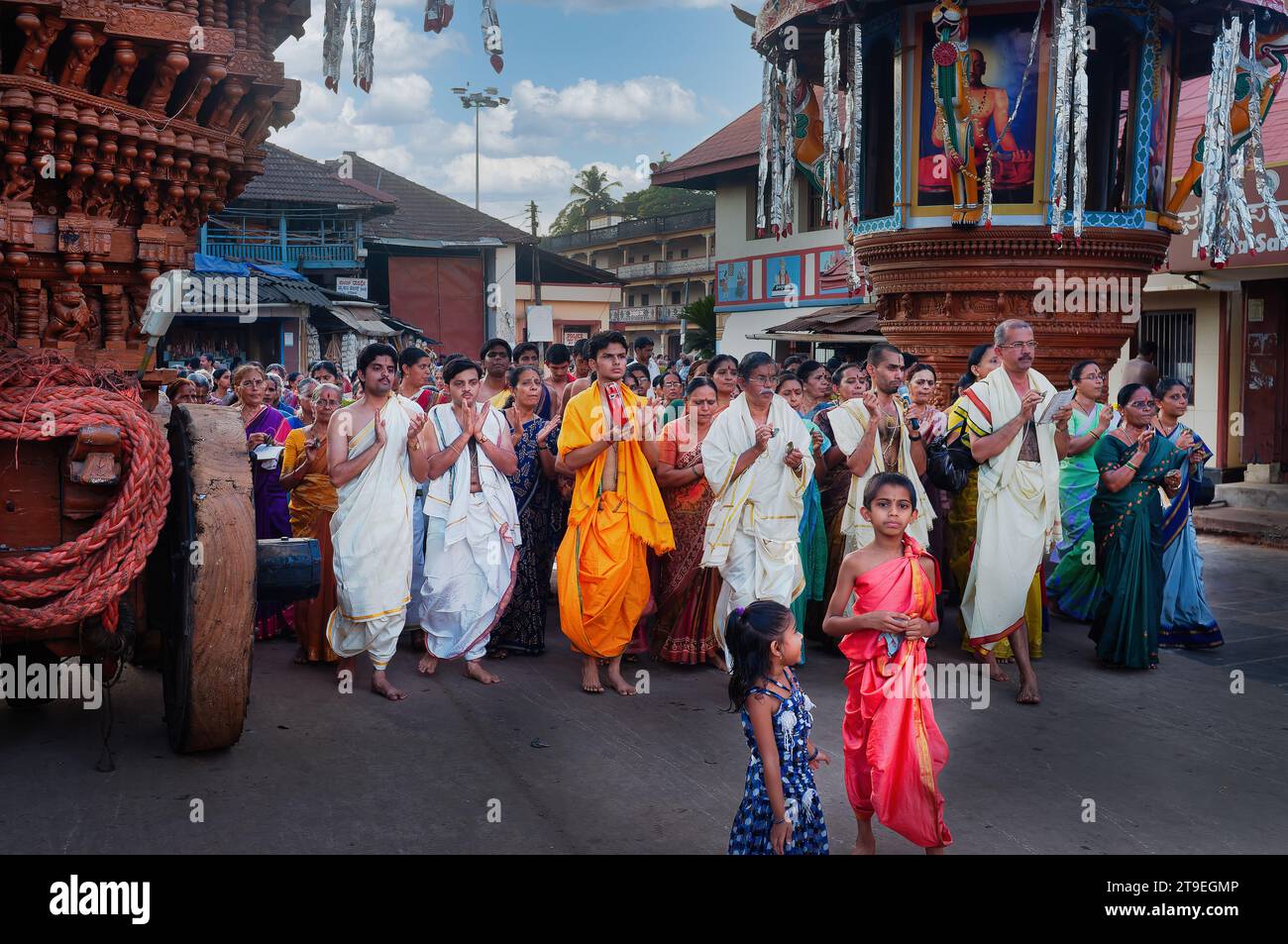 Un groupe de fidèles contourne Balakrishna (Balkrishna) Temple ou Sri Krishna Math dans le sens horaire ; Udipi (Udupi), Karnataka, Inde Banque D'Images