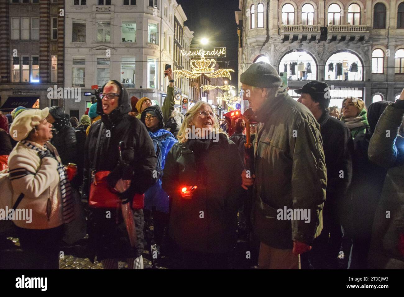 Amsterdam, pays-Bas. 24 novembre 2023. Les gens organisent une manifestation contre le racisme et la discrimination après que le Parti d'extrême droite pour la liberté (PVV) a pris la tête des élections générales néerlandaises sur la place du Dam à Amsterdam, pays-Bas, le 24 novembre 2023. Photo de Taib Mouneb/ABACAPRESS.COM crédit : Abaca Press/Alamy Live News Banque D'Images