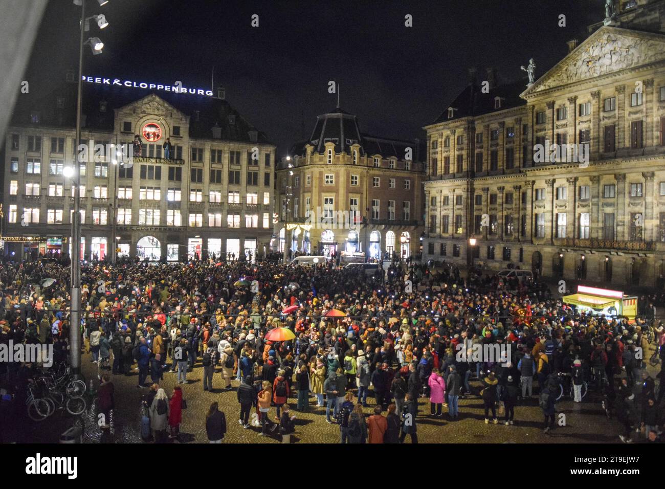 Amsterdam, pays-Bas. 24 novembre 2023. Les gens organisent une manifestation contre le racisme et la discrimination après que le Parti d'extrême droite pour la liberté (PVV) a pris la tête des élections générales néerlandaises sur la place du Dam à Amsterdam, pays-Bas, le 24 novembre 2023. Photo de Taib Mouneb/ABACAPRESS.COM crédit : Abaca Press/Alamy Live News Banque D'Images