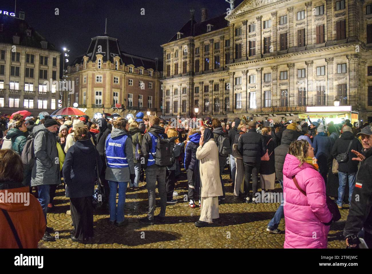 Amsterdam, pays-Bas. 24 novembre 2023. Les gens organisent une manifestation contre le racisme et la discrimination après que le Parti d'extrême droite pour la liberté (PVV) a pris la tête des élections générales néerlandaises sur la place du Dam à Amsterdam, pays-Bas, le 24 novembre 2023. Photo de Taib Mouneb/ABACAPRESS.COM crédit : Abaca Press/Alamy Live News Banque D'Images