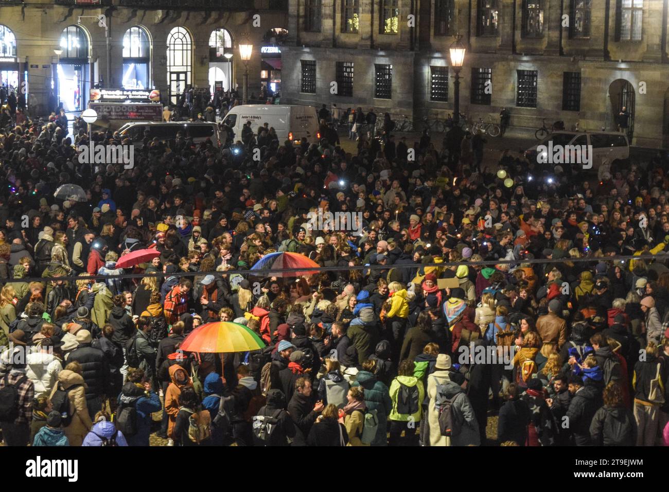 Amsterdam, pays-Bas. 24 novembre 2023. Les gens organisent une manifestation contre le racisme et la discrimination après que le Parti d'extrême droite pour la liberté (PVV) a pris la tête des élections générales néerlandaises sur la place du Dam à Amsterdam, pays-Bas, le 24 novembre 2023. Photo de Taib Mouneb/ABACAPRESS.COM crédit : Abaca Press/Alamy Live News Banque D'Images