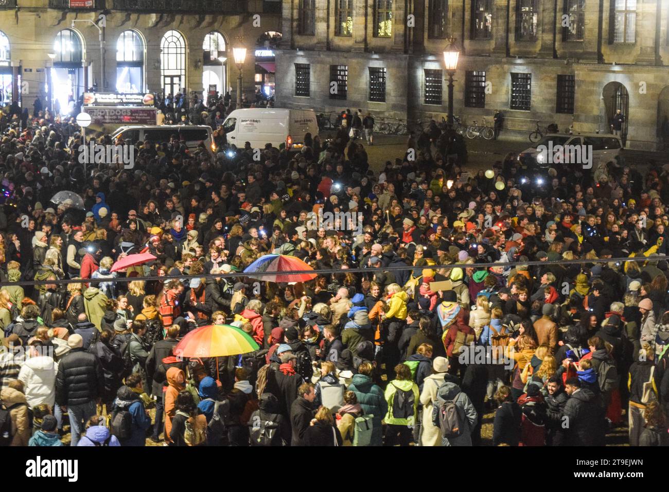Amsterdam, pays-Bas. 24 novembre 2023. Les gens organisent une manifestation contre le racisme et la discrimination après que le Parti d'extrême droite pour la liberté (PVV) a pris la tête des élections générales néerlandaises sur la place du Dam à Amsterdam, pays-Bas, le 24 novembre 2023. Photo de Taib Mouneb/ABACAPRESS.COM crédit : Abaca Press/Alamy Live News Banque D'Images