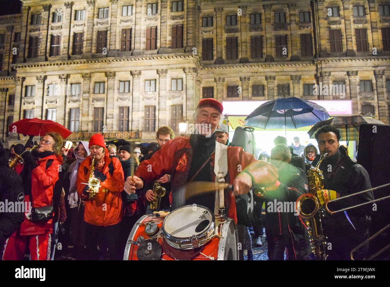 Amsterdam, pays-Bas. 24 novembre 2023. Les gens organisent une manifestation contre le racisme et la discrimination après que le Parti d'extrême droite pour la liberté (PVV) a pris la tête des élections générales néerlandaises sur la place du Dam à Amsterdam, pays-Bas, le 24 novembre 2023. Photo de Taib Mouneb/ABACAPRESS.COM crédit : Abaca Press/Alamy Live News Banque D'Images