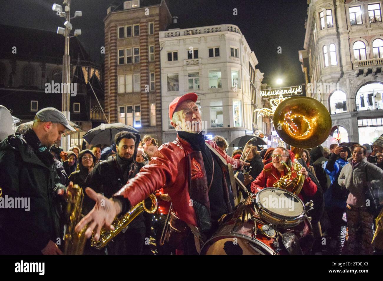 Amsterdam, pays-Bas. 24 novembre 2023. Les gens organisent une manifestation contre le racisme et la discrimination après que le Parti d'extrême droite pour la liberté (PVV) a pris la tête des élections générales néerlandaises sur la place du Dam à Amsterdam, pays-Bas, le 24 novembre 2023. Photo de Taib Mouneb/ABACAPRESS.COM crédit : Abaca Press/Alamy Live News Banque D'Images