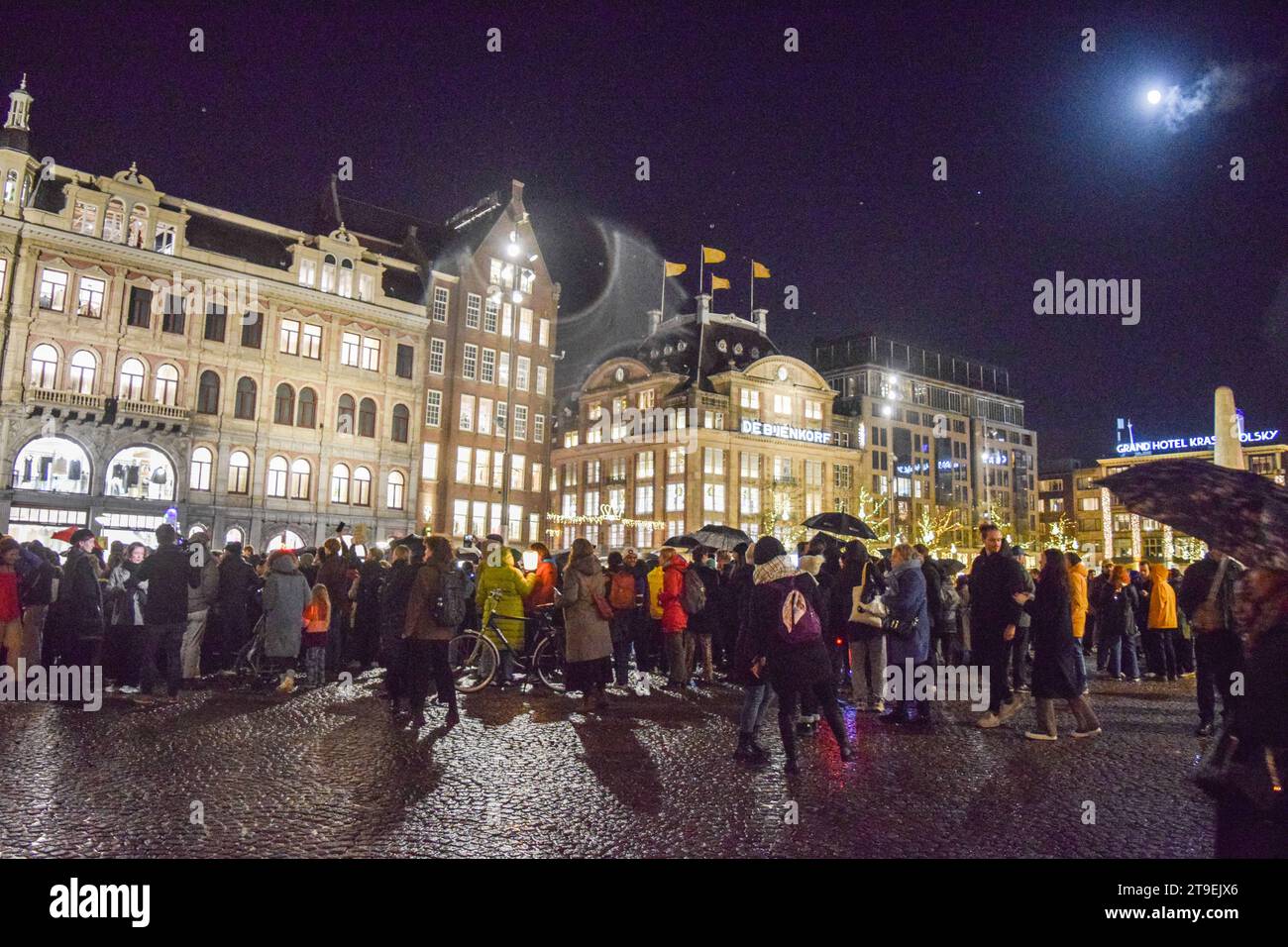 Amsterdam, pays-Bas. 24 novembre 2023. Les gens organisent une manifestation contre le racisme et la discrimination après que le Parti d'extrême droite pour la liberté (PVV) a pris la tête des élections générales néerlandaises sur la place du Dam à Amsterdam, pays-Bas, le 24 novembre 2023. Photo de Taib Mouneb/ABACAPRESS.COM crédit : Abaca Press/Alamy Live News Banque D'Images