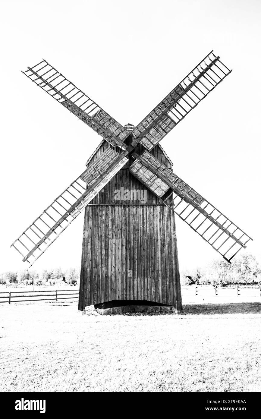 Ancien moulin à vent en bois fabriqué en 1864, type 'post Mill' le plus ancien des moulins à vent européens, image en noir et blanc Banque D'Images