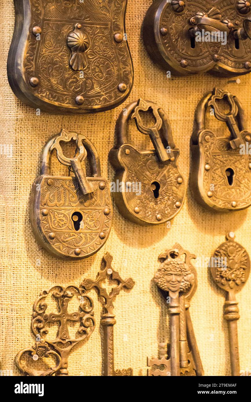 Style rétro les clés et les cadenas sont accrochés sur un mur Banque D'Images