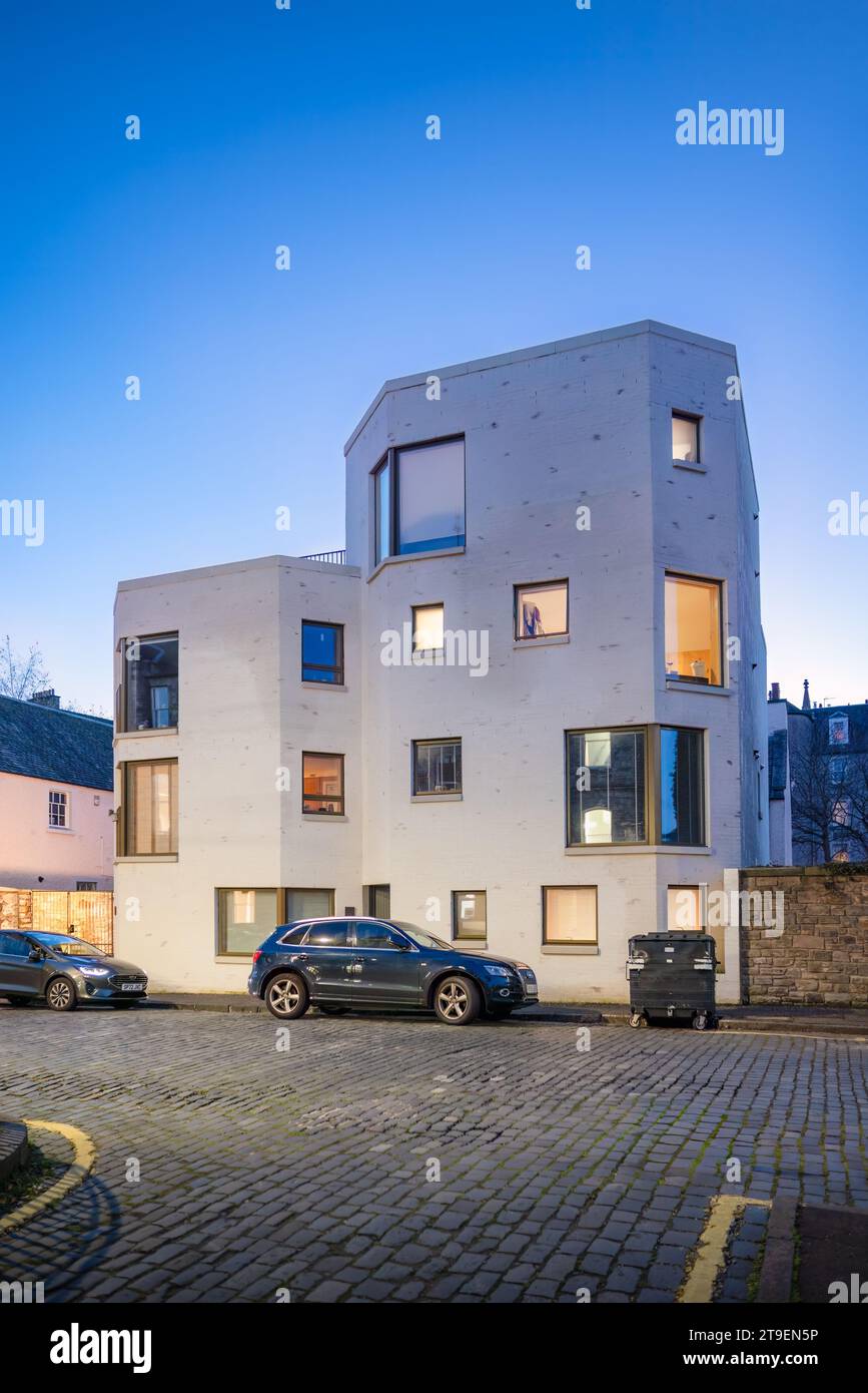 Édimbourg, Écosse, Royaume-Uni - logement Simon Square par Fraser / Livingstone Architects, au crépuscule Banque D'Images