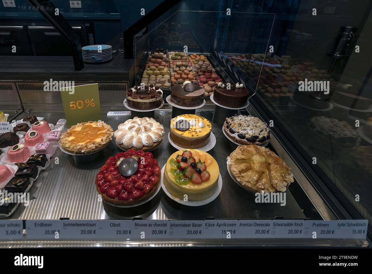 Divers gâteaux aux fruits dans un affichage dans une confiserie, Bavière, Allemagne Banque D'Images
