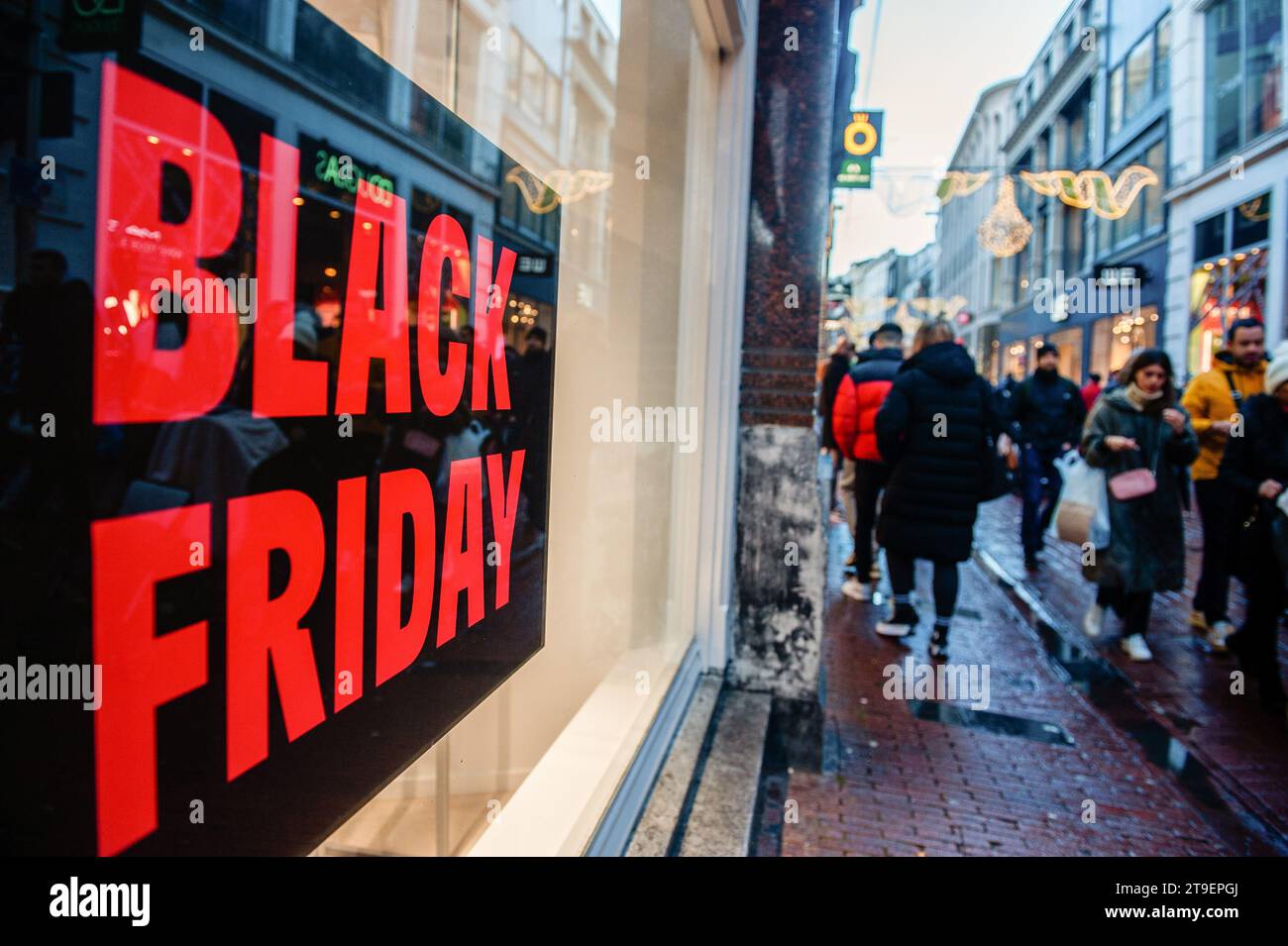 Amsterdam, pays-Bas. 24 novembre 2023. Une grande affiche du Vendredi fou est placée dans un magasin de vitrine. À Amsterdam, les magasins sont prêts avec des offres Black Friday, et les vitrines des magasins sont décorées avec des bannières de vente pour attirer les gens pendant le Black Friday. Les plus jeunes, en particulier, attendent le jour de réduction après Thanksgiving de l'Amérique pour acheter des choses. (Photo Ana Fernandez/SOPA Images/Sipa USA) crédit : SIPA USA/Alamy Live News Banque D'Images