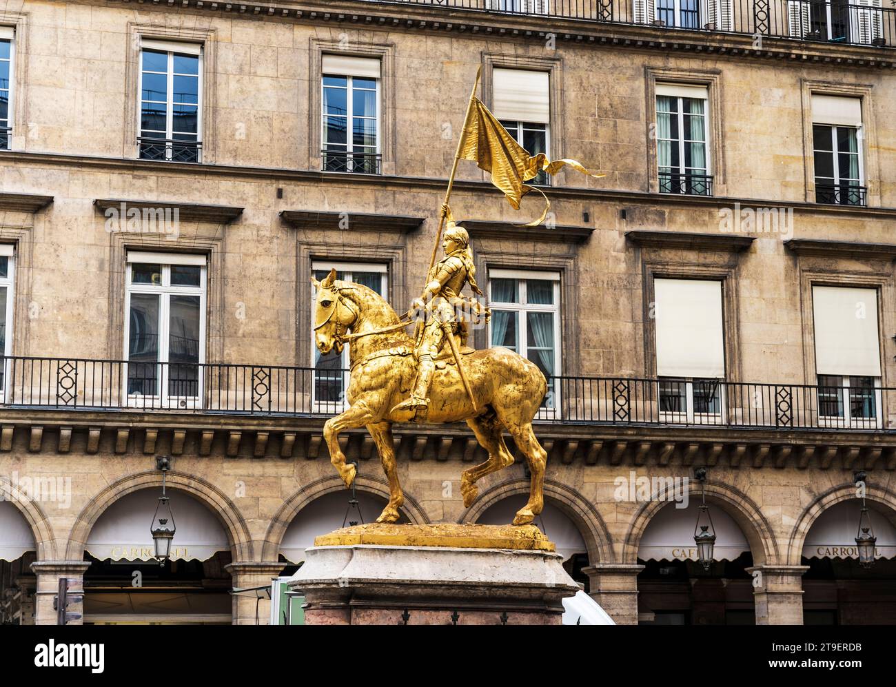 Statue en bronze doré de Jeanne d'Arc par Emmanuel Frémiet, érigée à la fin du 19e siècle, place des Pyramides, 1e arrondissement, Paris Banque D'Images