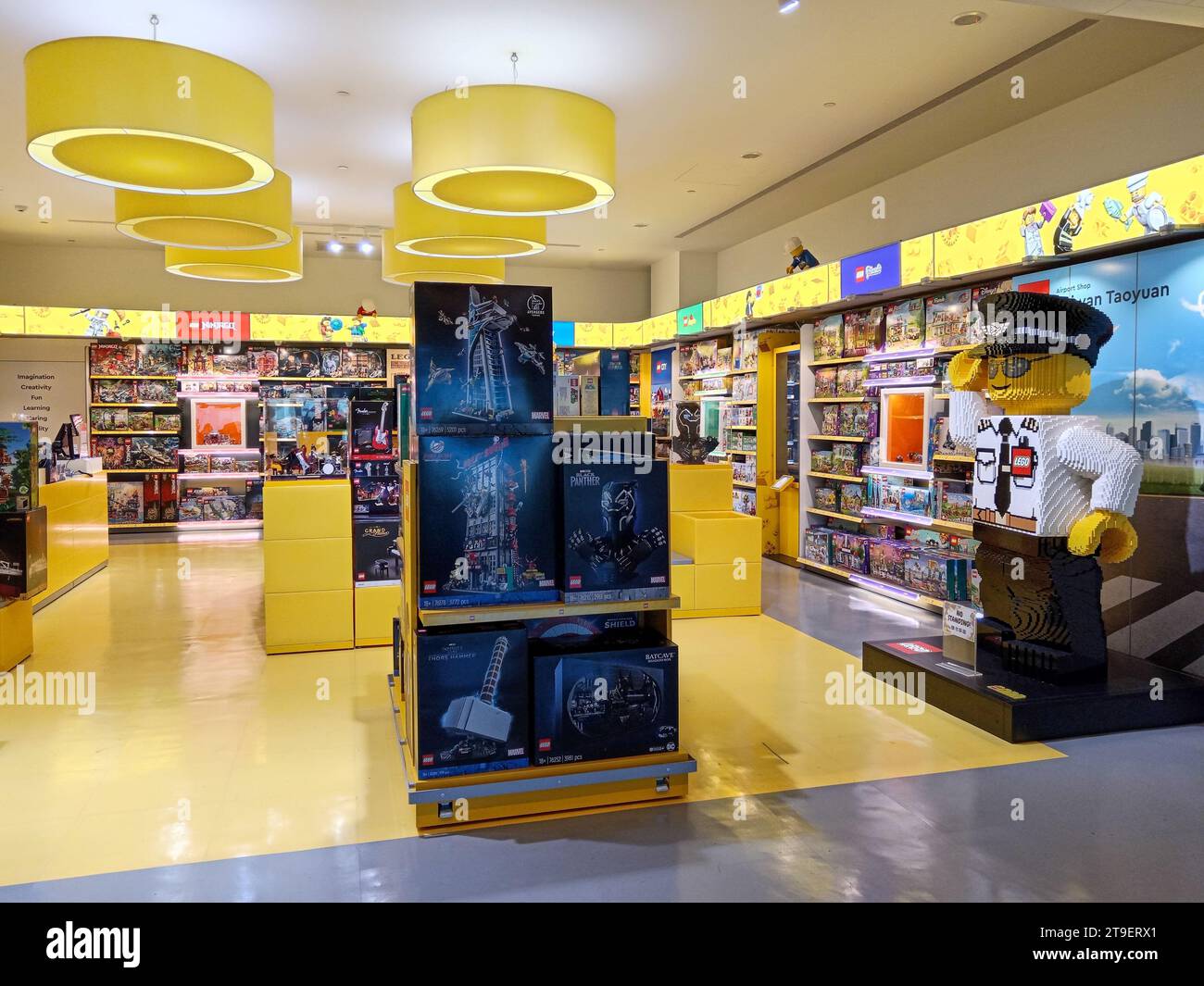 Taipei, Taiwan - 18 novembre 2023 : magasin LEGO dans le terminal de départ de l'aéroport international de Taoyuan situé à Taipei, Taiwan. Banque D'Images