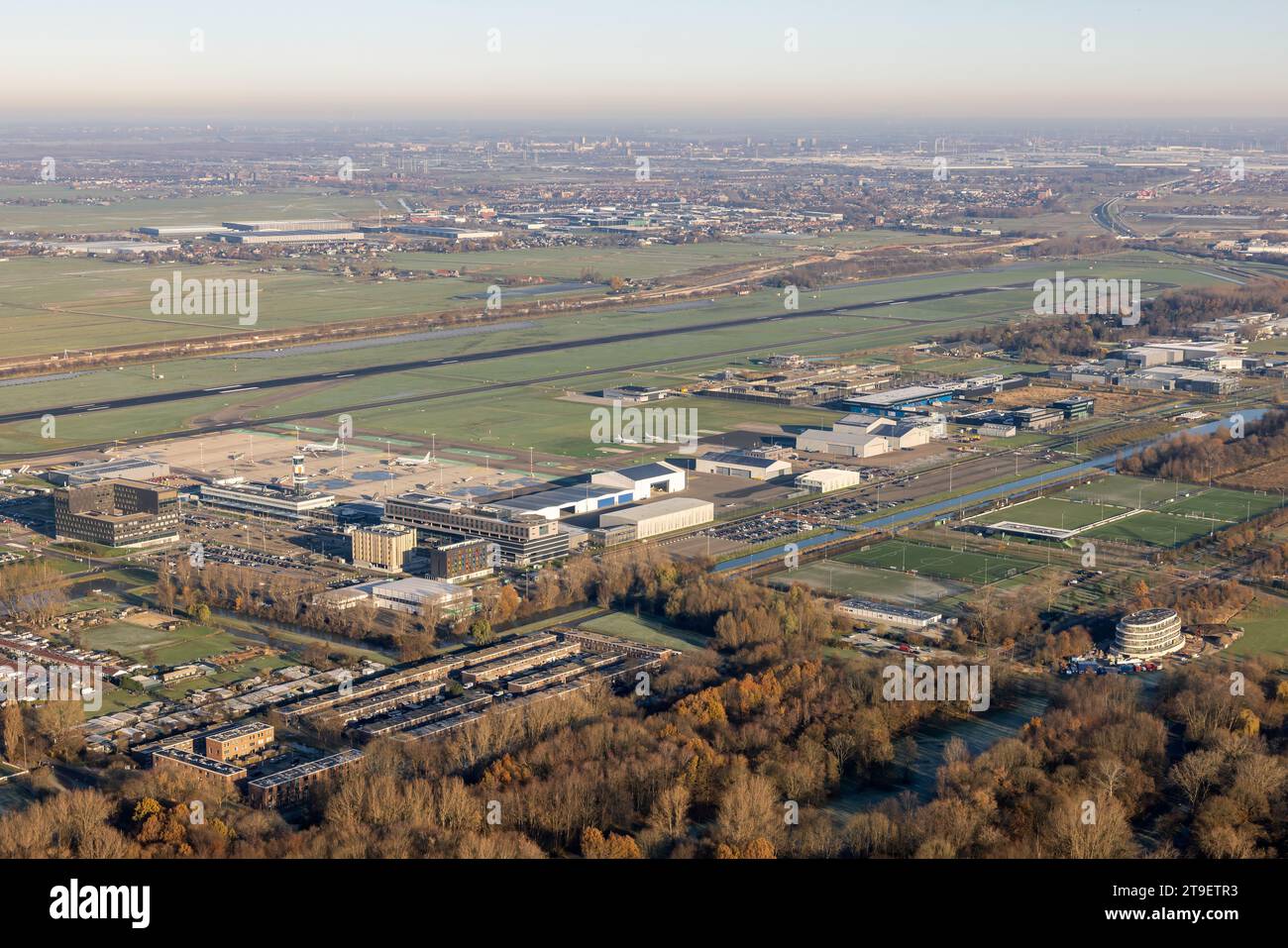Vue aérienne aéroport Zestienhoven près de la ville Rotterdam, pays-Bas Banque D'Images