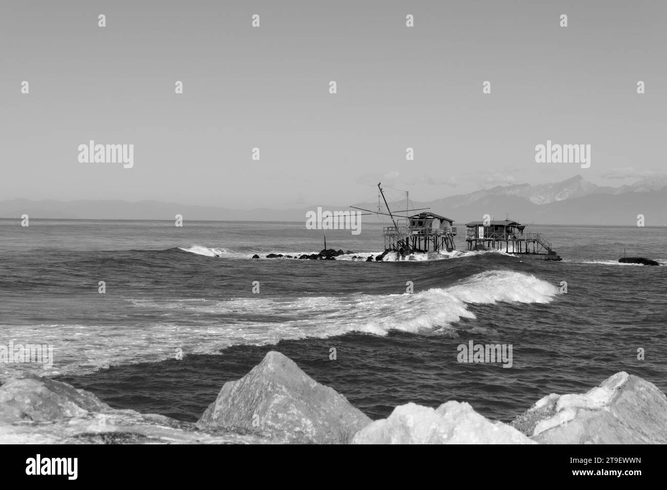 Filet de pêche italien typique le long de la rivière Arno à Marina di Pisa . Toscane, Italie . Photo noir et blanc Banque D'Images