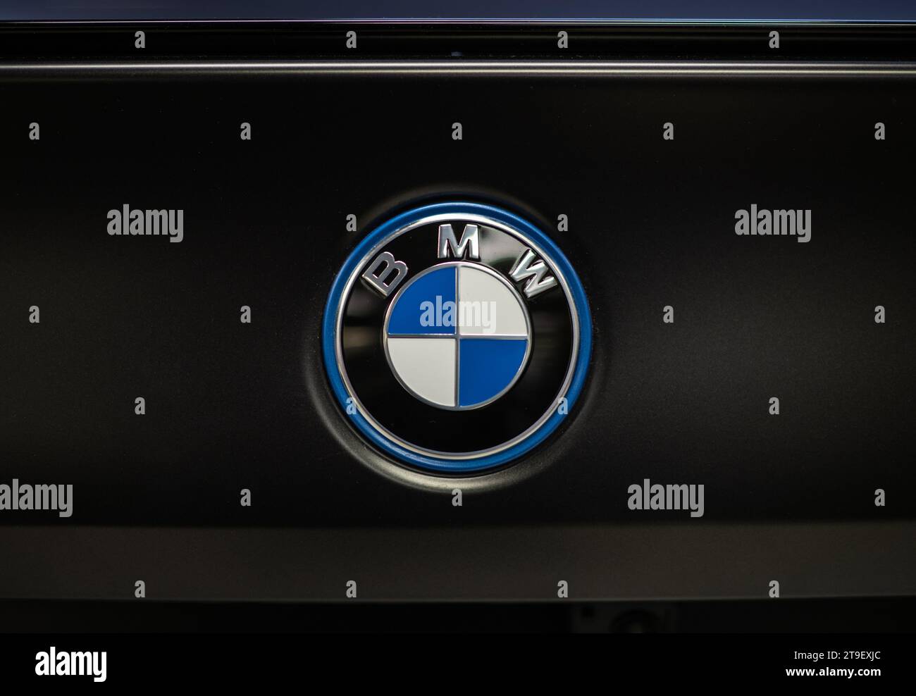 Dresde, Allemagne. 24 novembre 2023. Le logo BMW est visible sur le couvercle de coffre d'une voiture de l'agence de Dresde. Crédit : Robert Michael/dpa/Alamy Live News Banque D'Images