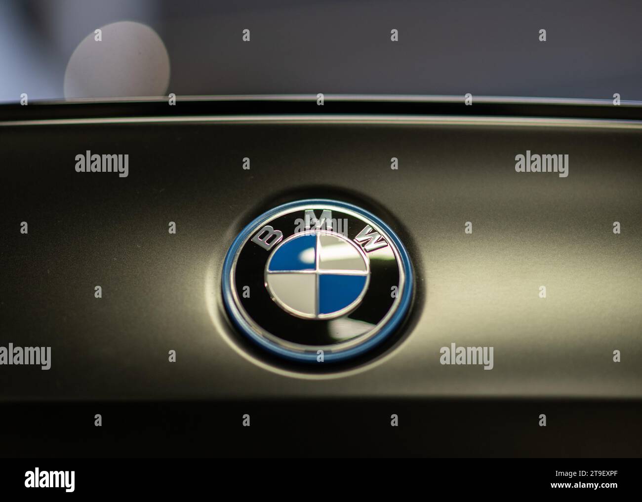 Dresde, Allemagne. 24 novembre 2023. Le logo BMW est visible sur le couvercle de coffre d'une voiture de l'agence de Dresde. Crédit : Robert Michael/dpa/Alamy Live News Banque D'Images