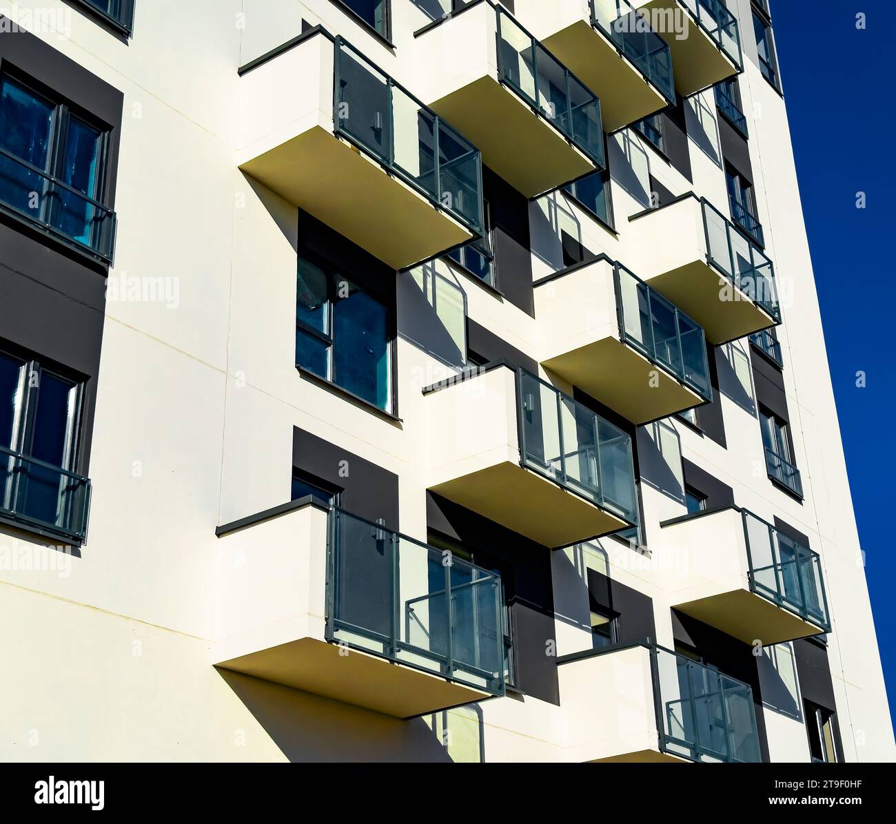 Condominium, bloc d'appartements, appartements, immeuble résidentiel avec balcons en verre à la lumière du soleil Banque D'Images