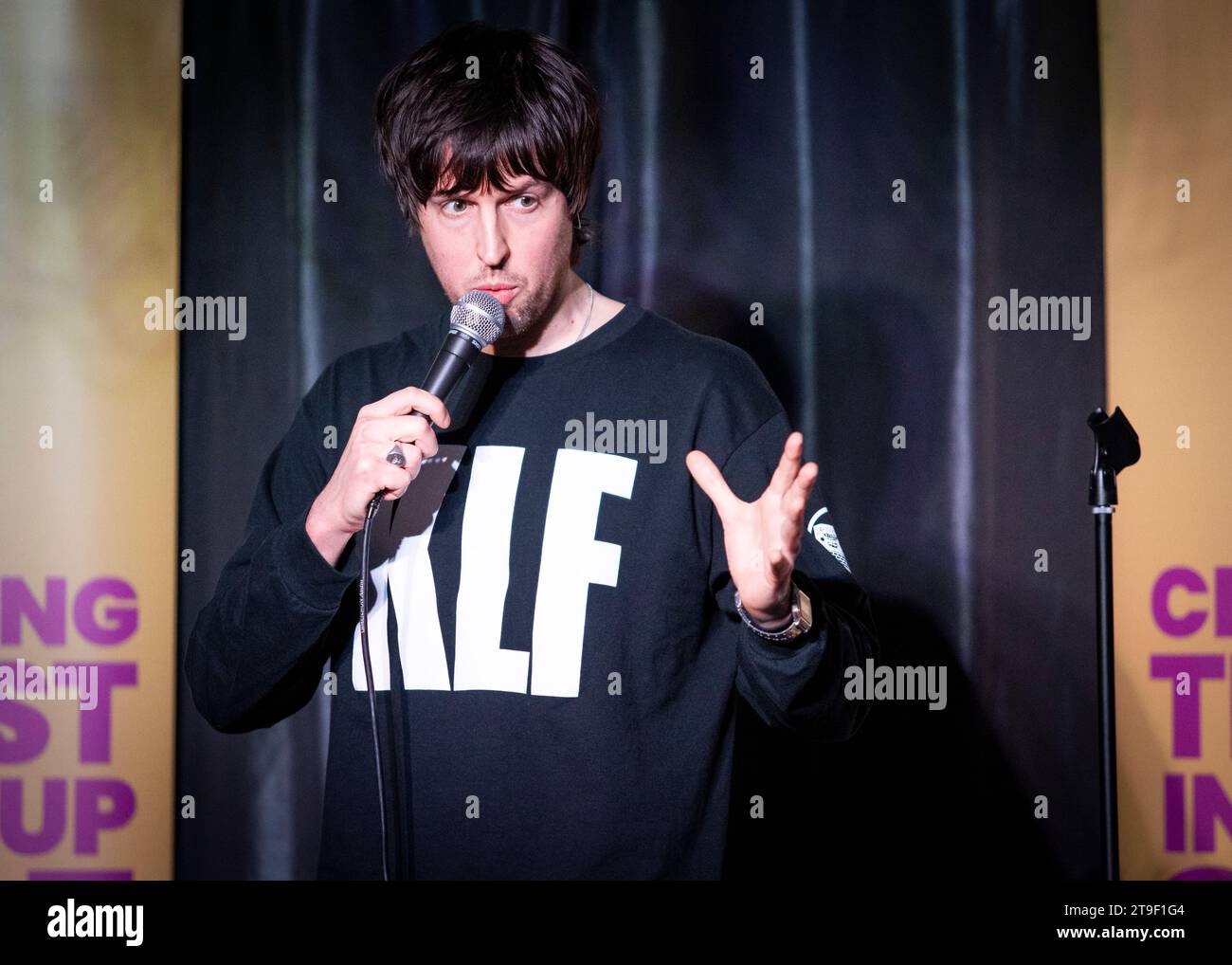 Tom Ward, comédien Stand Up, Joker Comedy Club, Southend-on-Sea, Essex © Clarissa Debenham (film Free Photography) / Alamy Banque D'Images