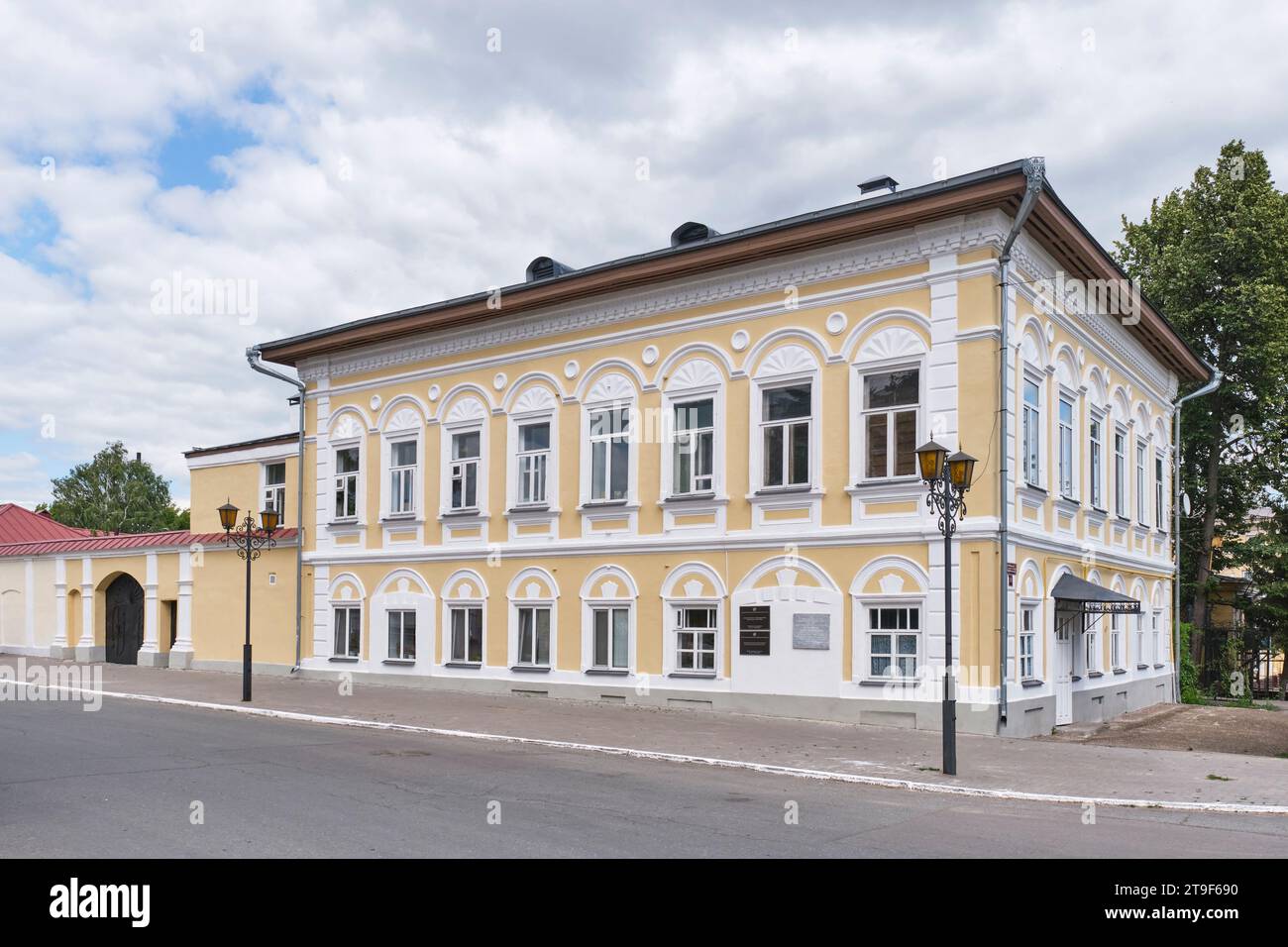Yelabuga, Russie - 18 juin 2023 : Construction des serviteurs de Catherine Progymnasium dans le centre historique de la ville. Début du 19e siècle. Patrimoine culturel s Banque D'Images