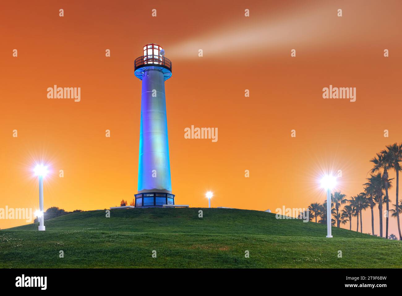 Long Beach, Californie, États-Unis le phare du port à l'aube avec un brouillard dramatique. Banque D'Images