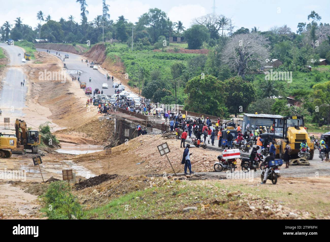 Engineers views the damage caused by heavy floods at Mbogolo bridge along the Mombasa Malindi road, after a section was washed away due to heavy downpour on Friday night, Saturday Nov. 25, 2023. (AP Photo/Gideon Maundu). Banque D'Images
