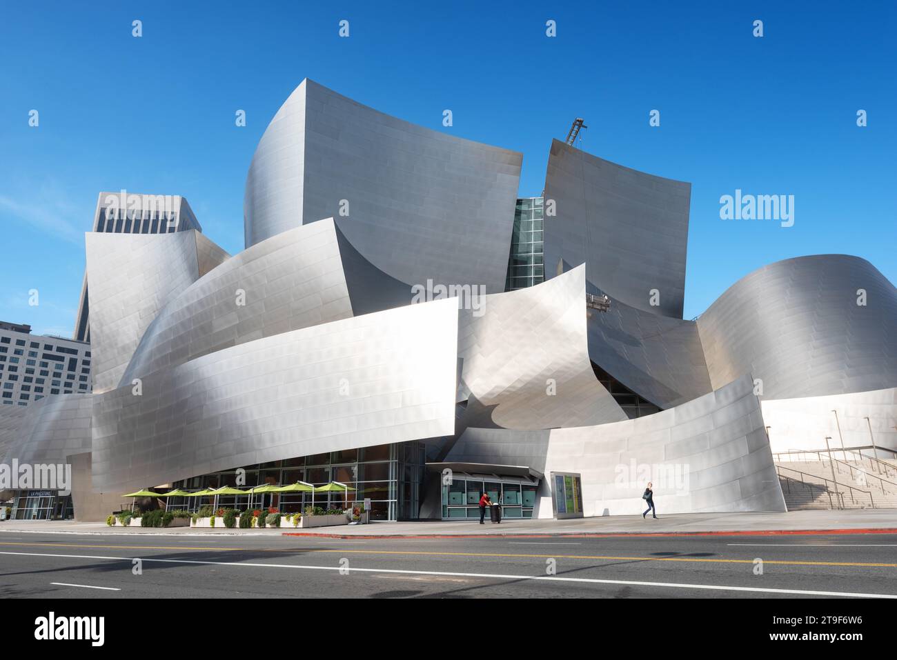 LOS ANGELES - 29 FÉVRIER 2016 : Walt Disney concert Hall à LOS ANGELES. Le bâtiment a été conçu par Frank Gehry et a ouvert ses portes en 2003. Banque D'Images