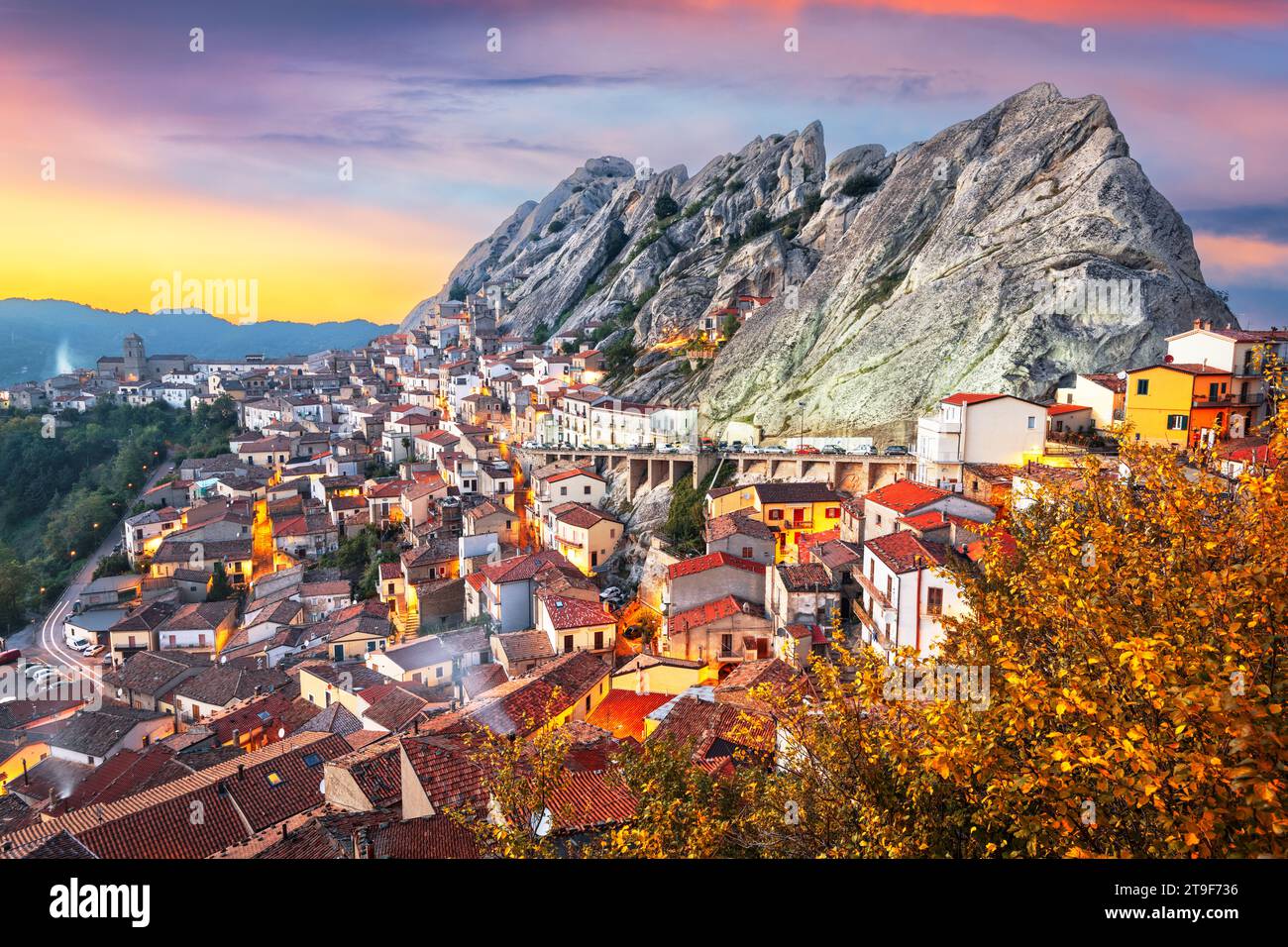 Pietrapertosa, Italie au crépuscule en automne dans les Dolomites du sud. Banque D'Images