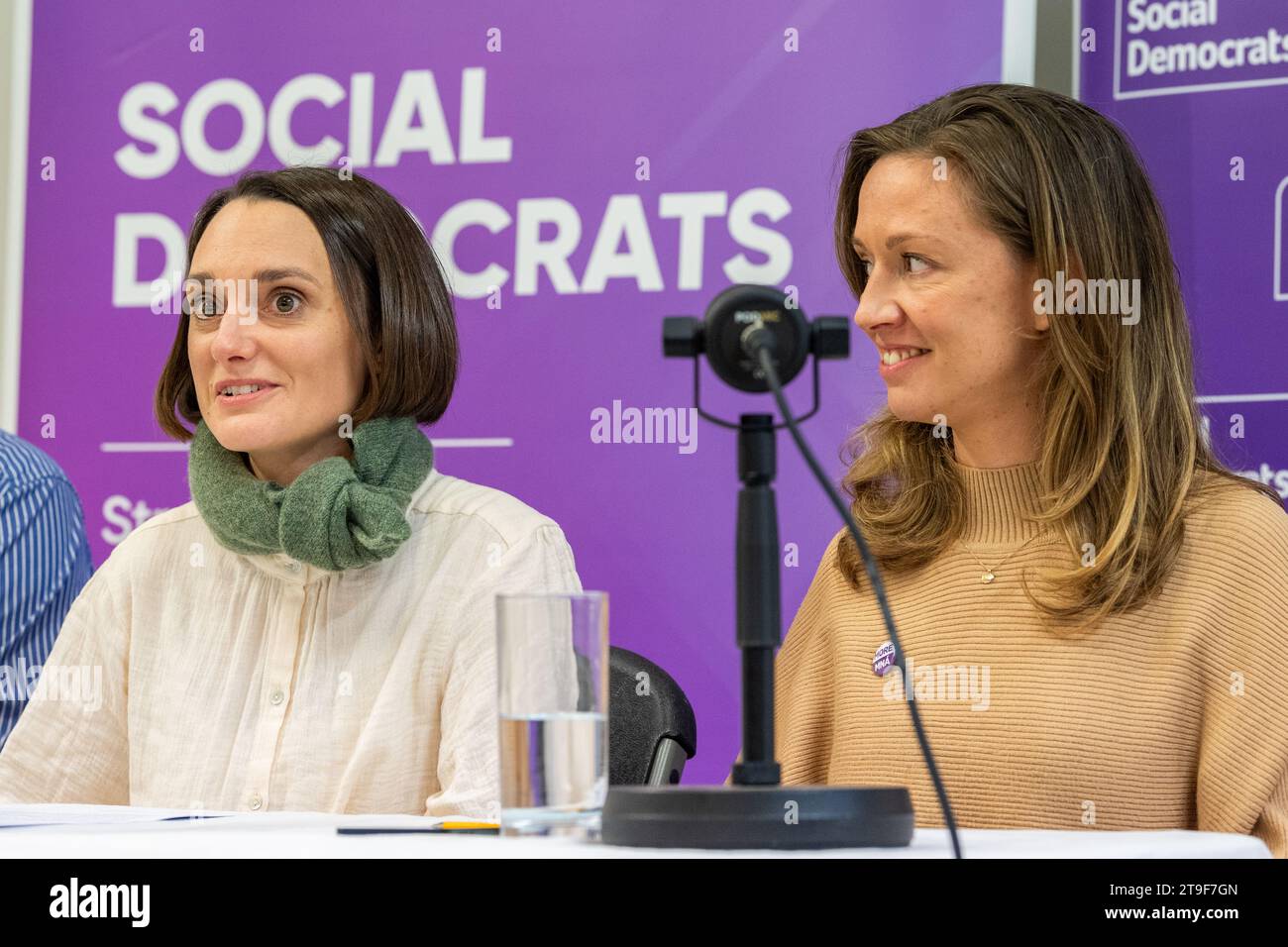 Sociaux-démocrates Irlande Skibbereen - candidat aux élections locales du Sud-Ouest Isobel Towse avec le chef du parti, Holly Cairns TD. Banque D'Images