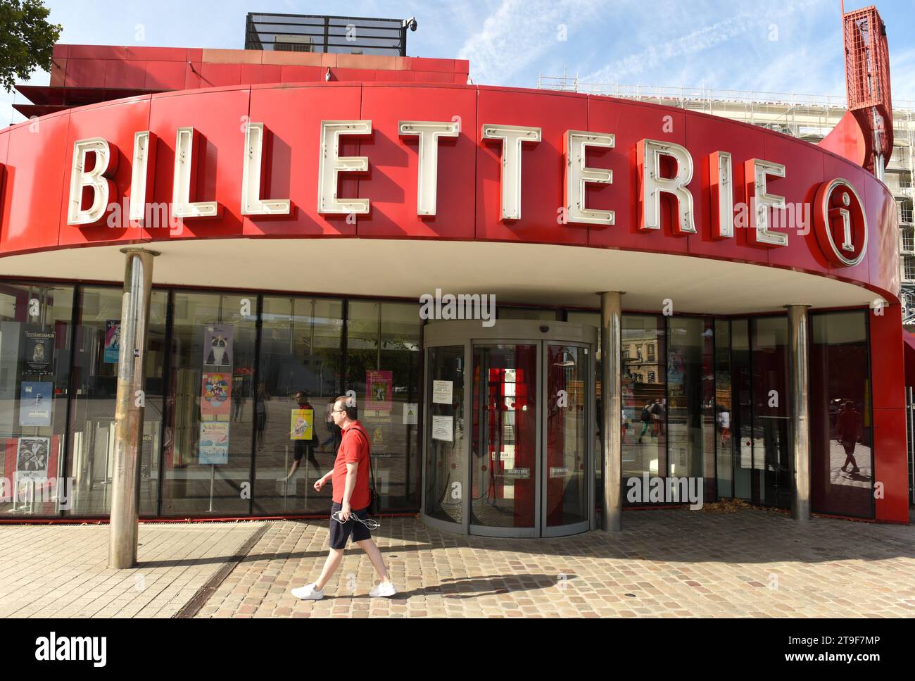 Paris, France - 2 septembre 2019 : un homme près du Box office (folie Info-billetterie) près de la Grande halle de la Villette à Paris, France. Banque D'Images